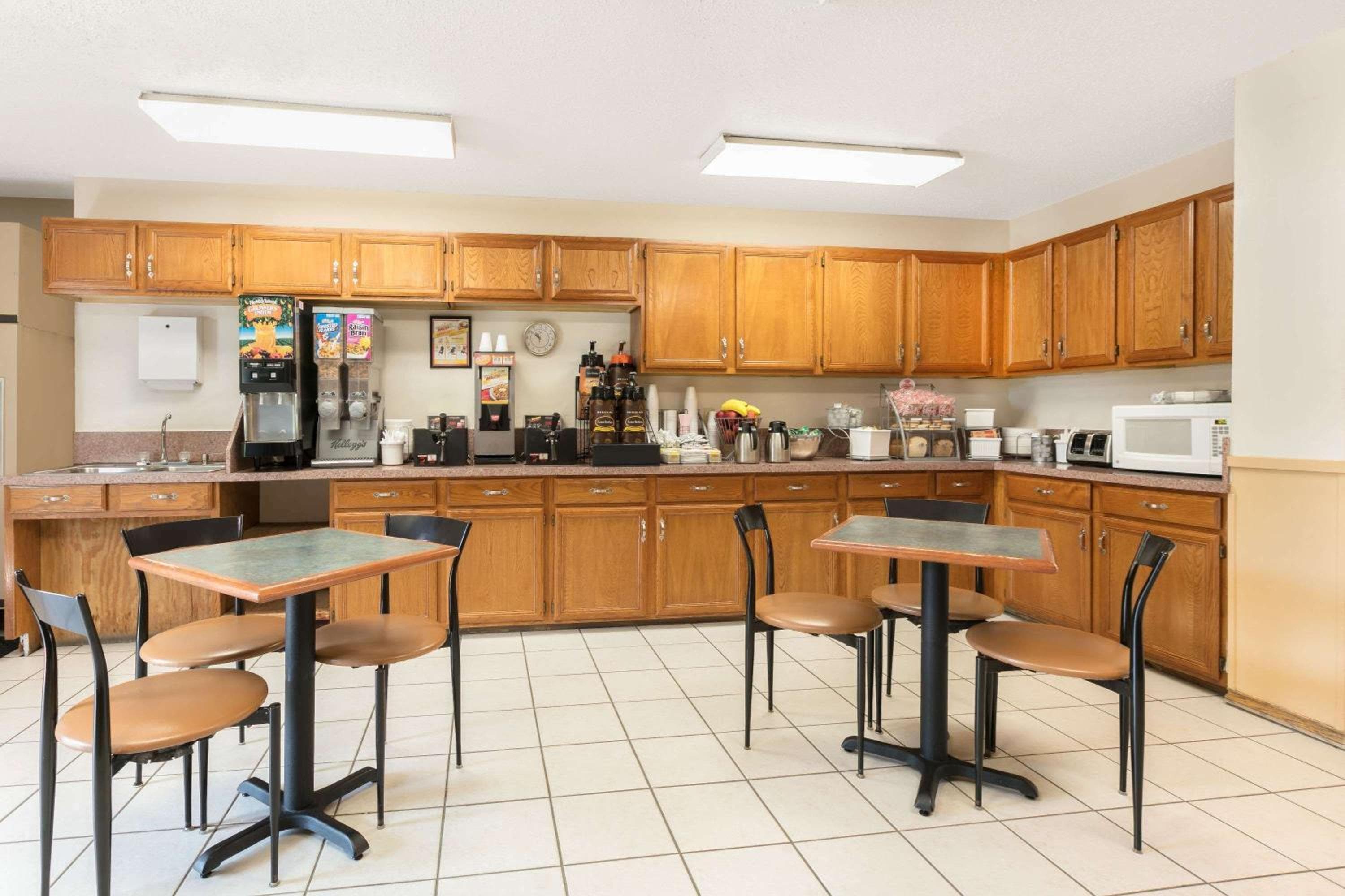 Super 8 by Wyndham Grapevine/DFW Airport Northwest