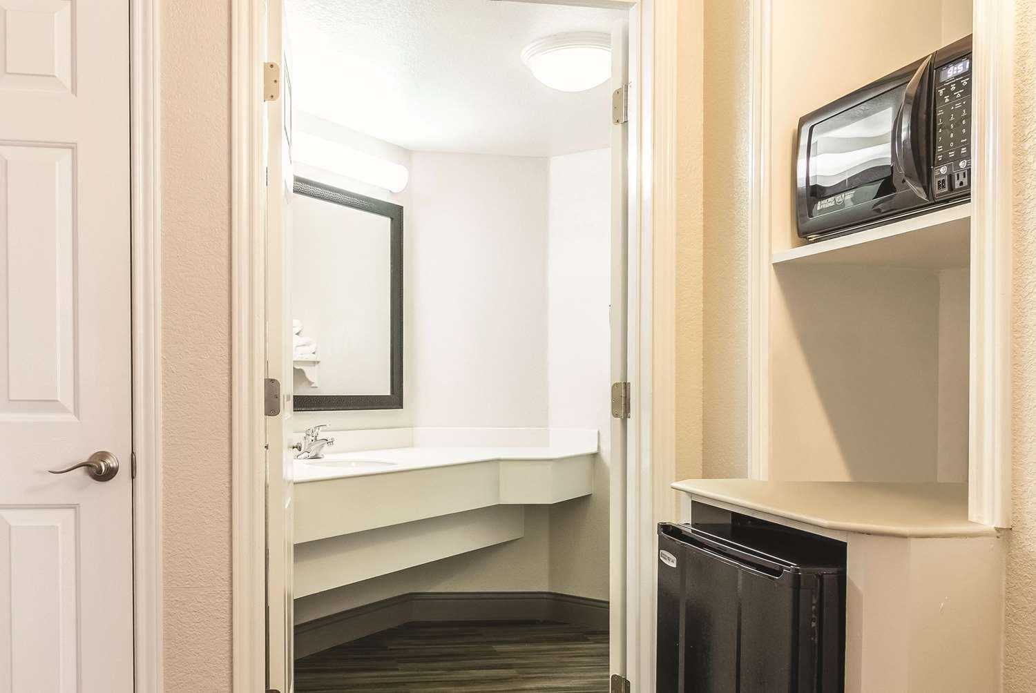 La Quinta Inn & Suites by Wyndham Orlando Airport