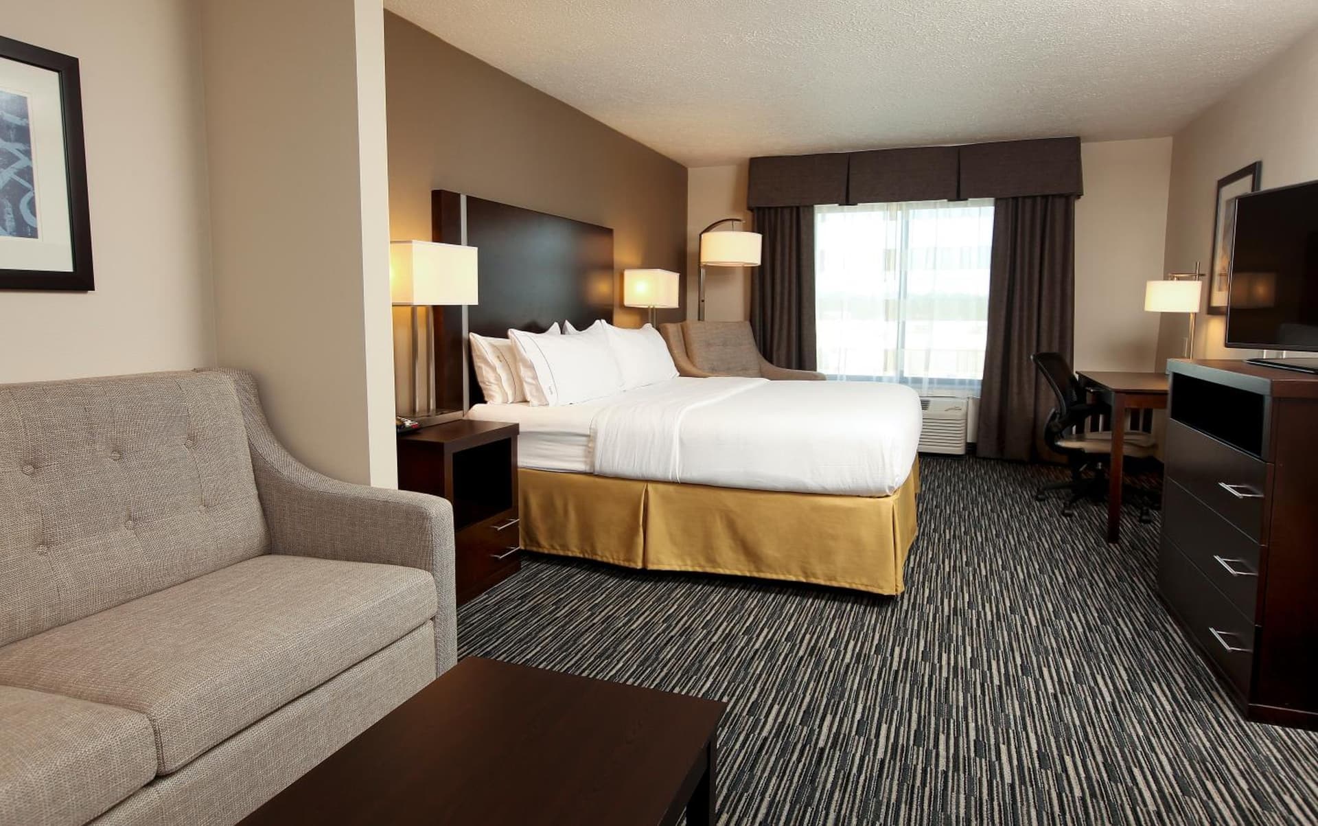 Holiday Inn Express & Suites Omaha South Ralston Arena
