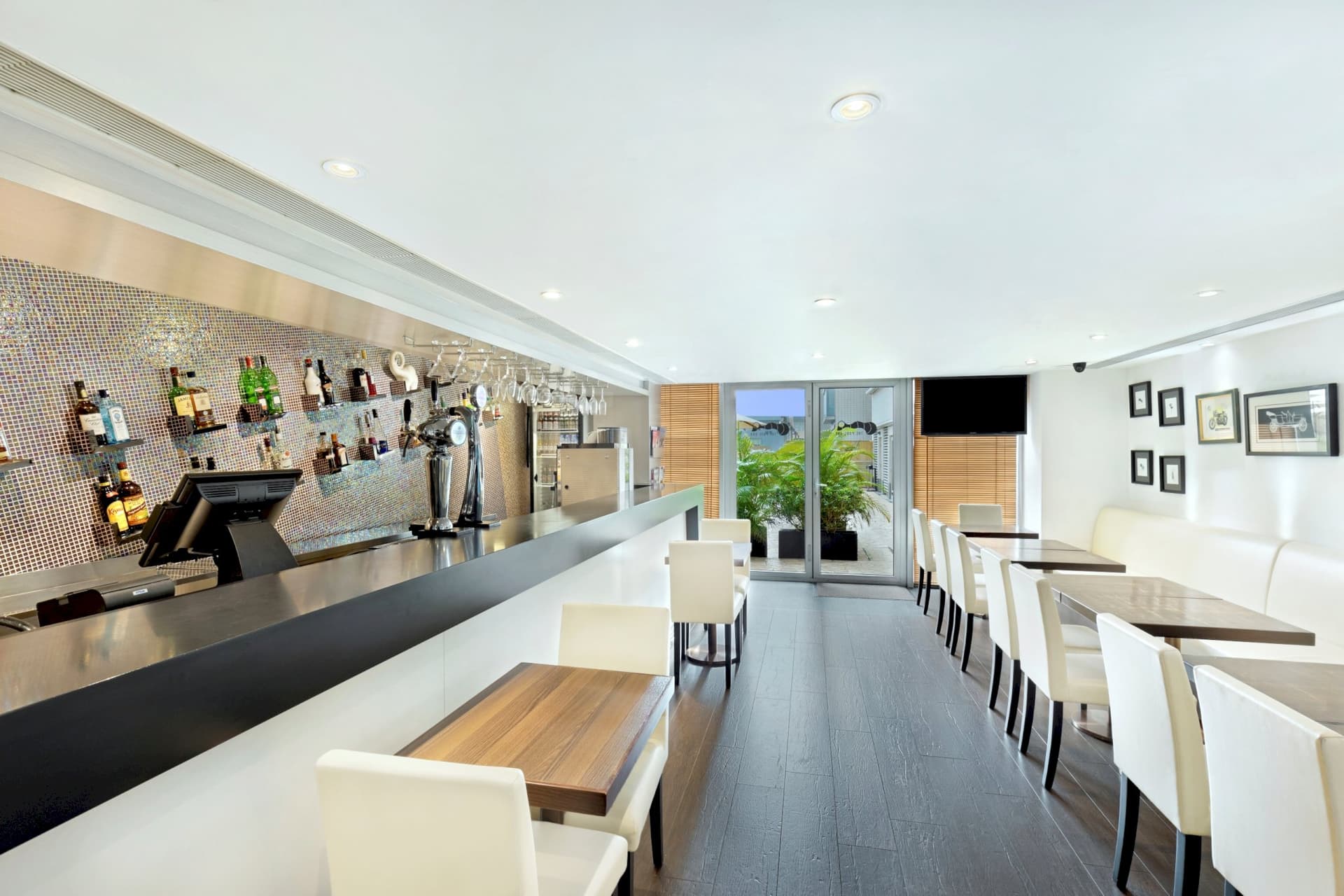 8度海逸酒店( Harbour Plaza 8 Degrees )