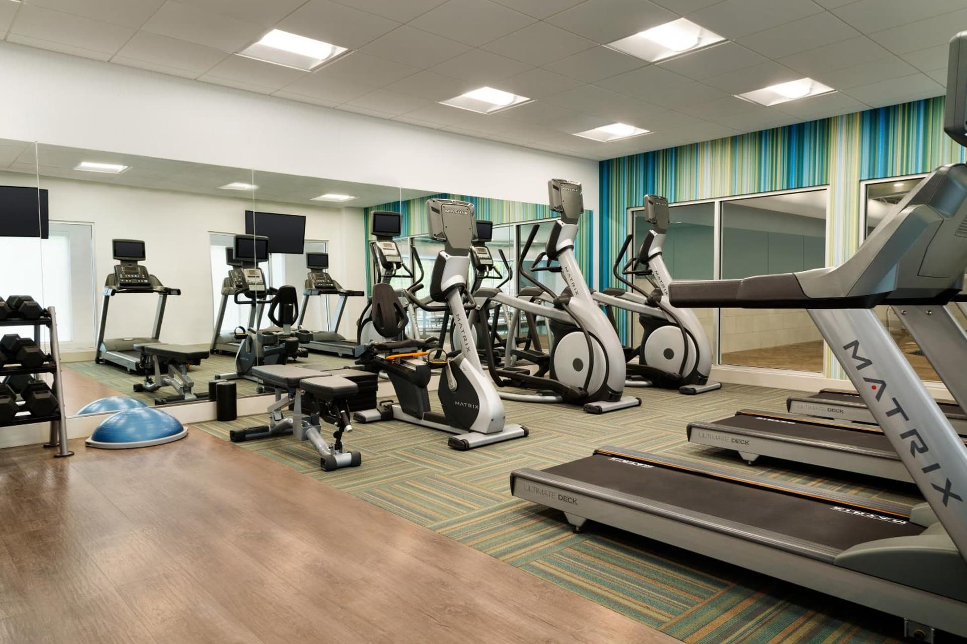 Holiday Inn Express & Suites Calgary Airport Trail NE