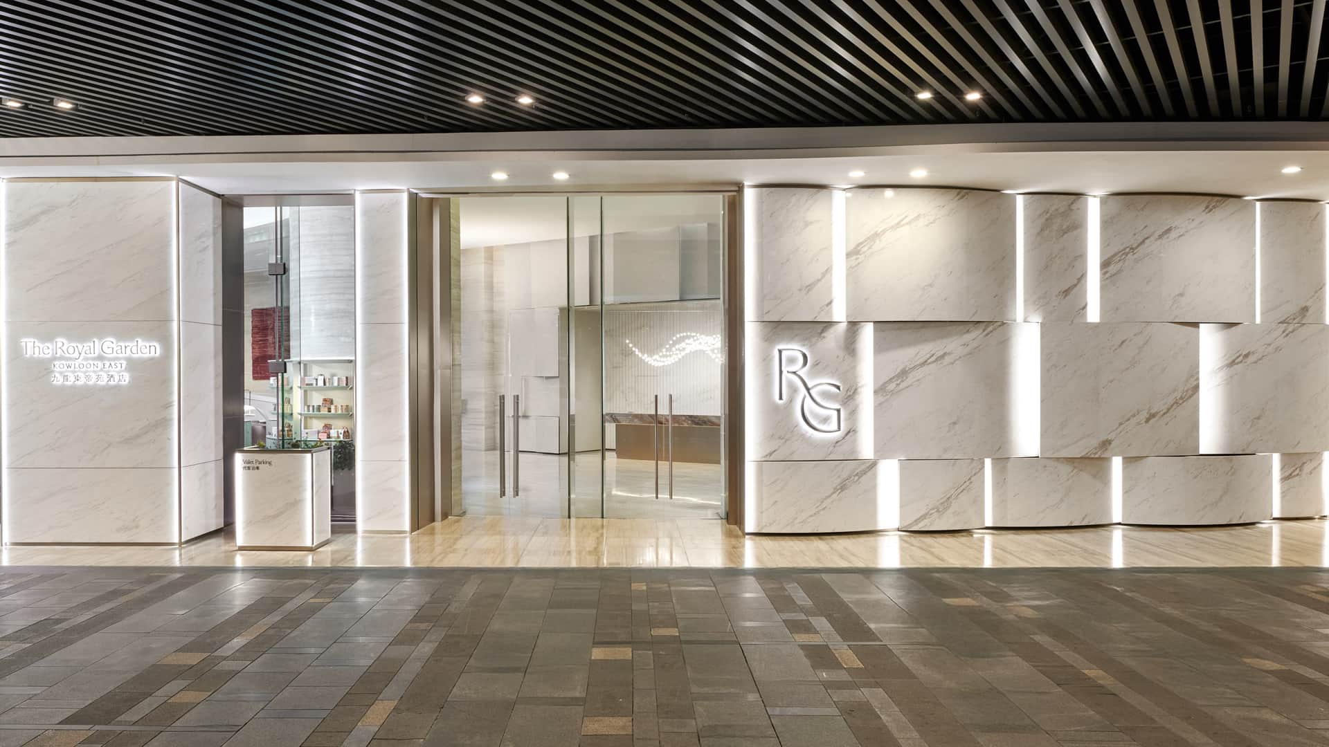 九龍東帝苑酒店 (前身:香港九龍東皇冠假日酒店)The Royal Garden Kowloon East