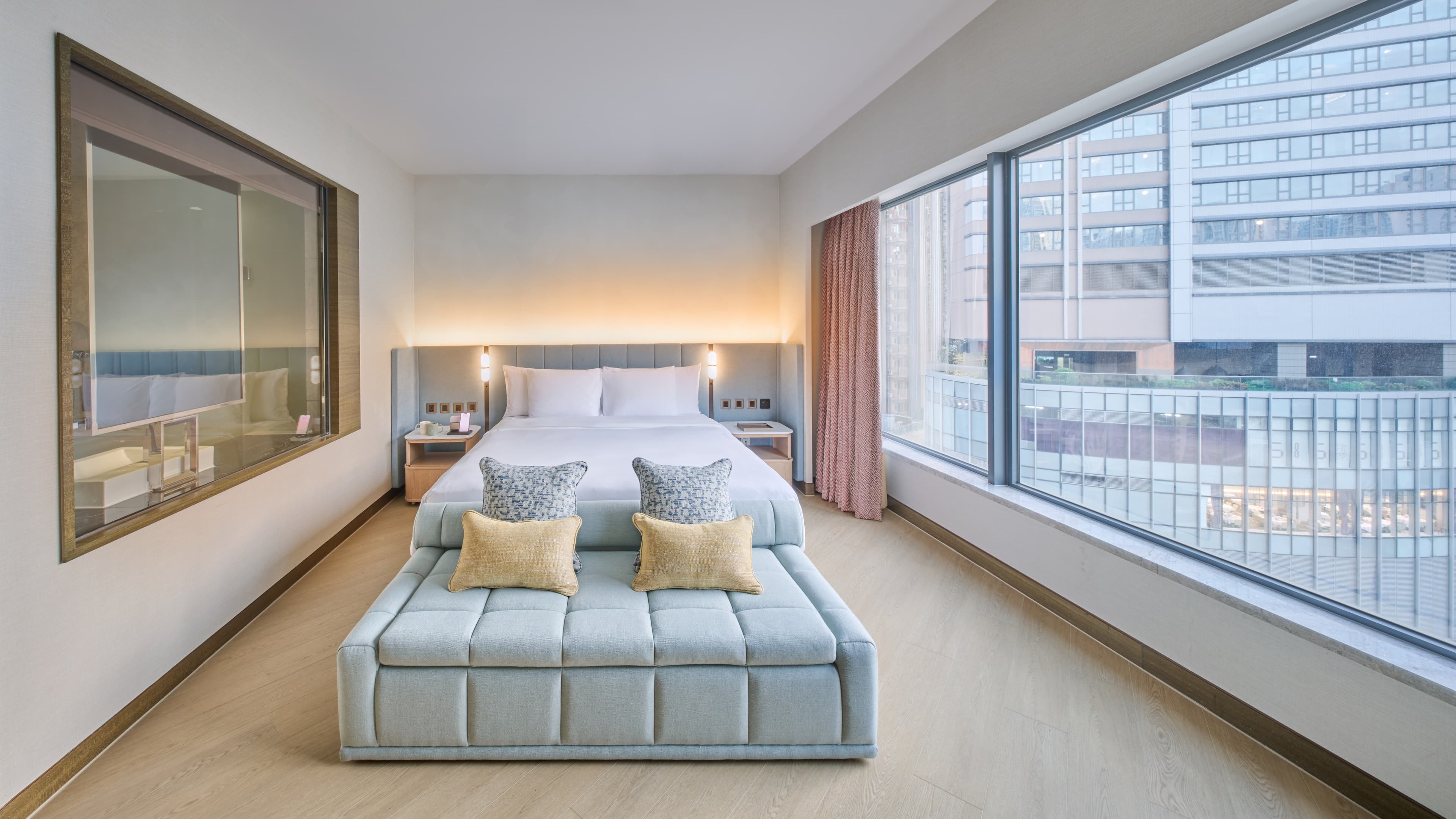 九龍東帝苑酒店 (前身:香港九龍東皇冠假日酒店)The Royal Garden Kowloon East