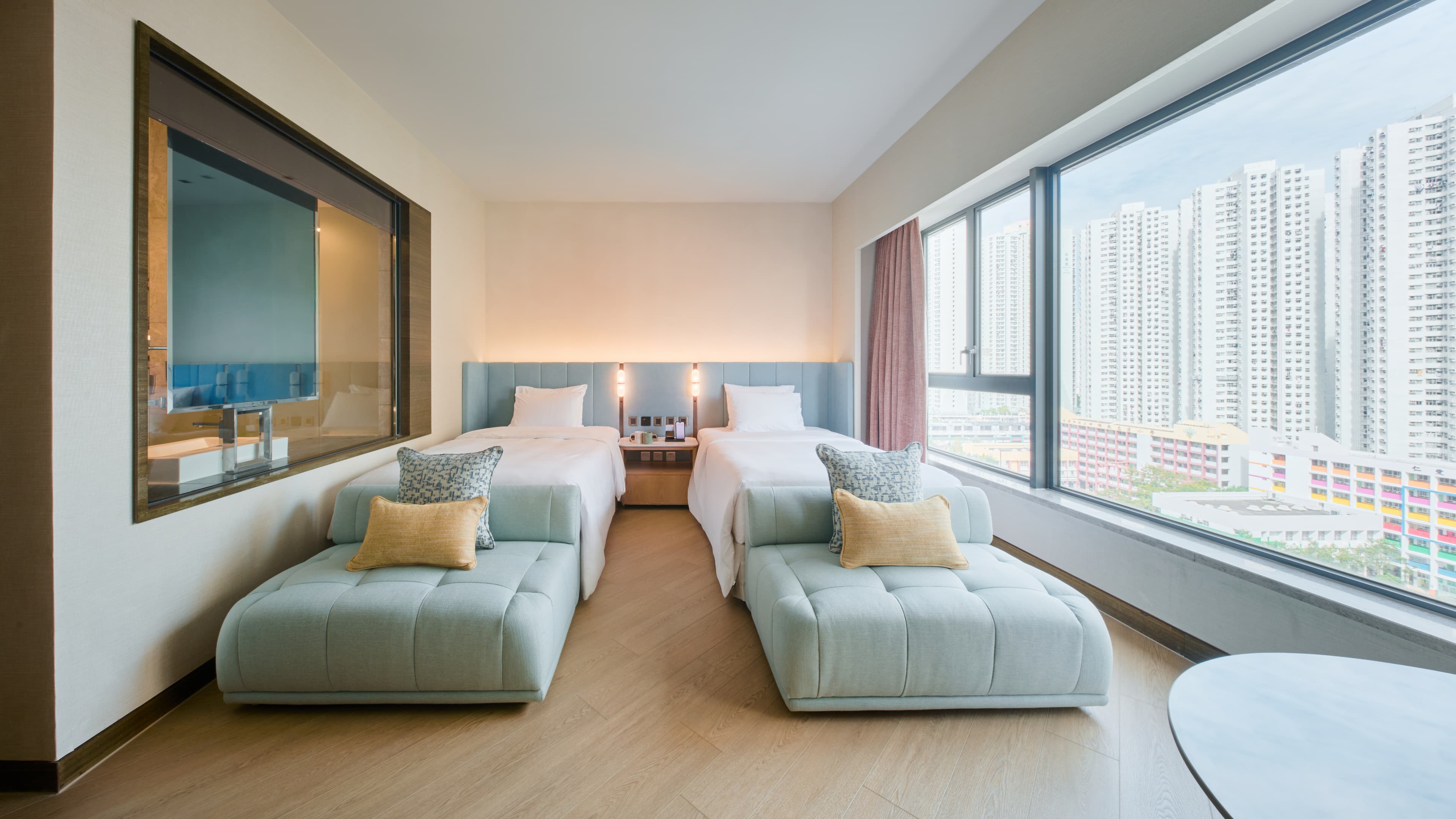 九龍東帝苑酒店 (前身:香港九龍東皇冠假日酒店)The Royal Garden Kowloon East