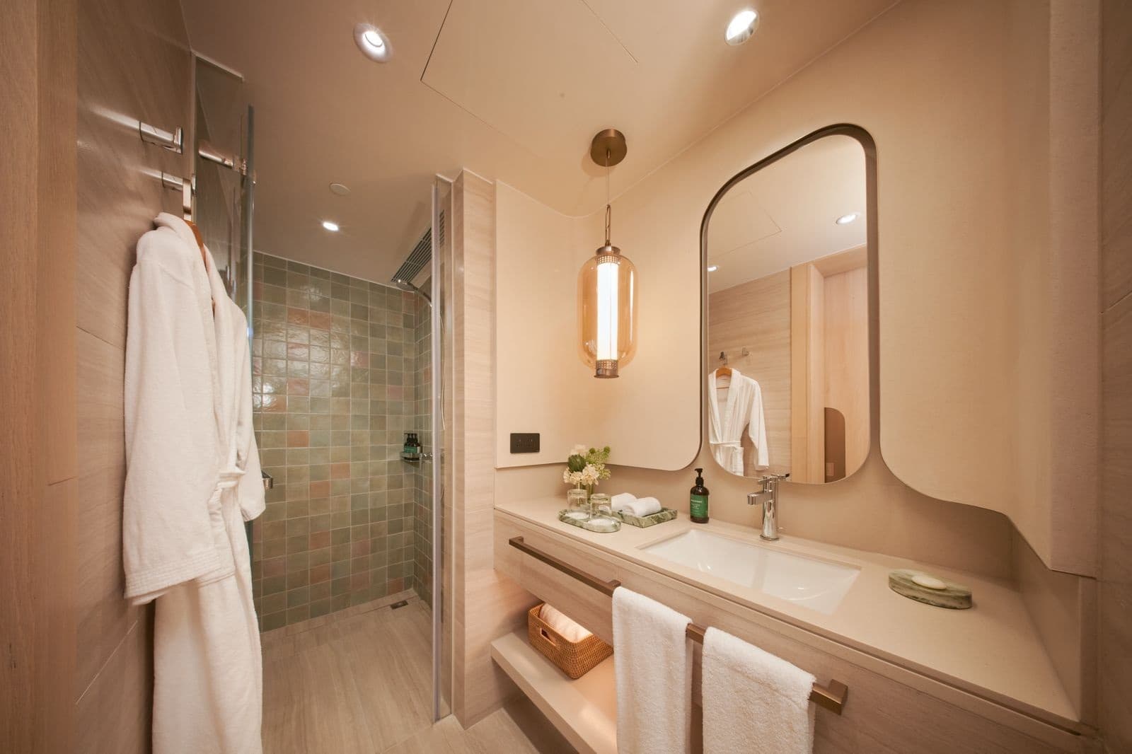 九龍東帝苑酒店 (前身:香港九龍東皇冠假日酒店)The Royal Garden Kowloon East