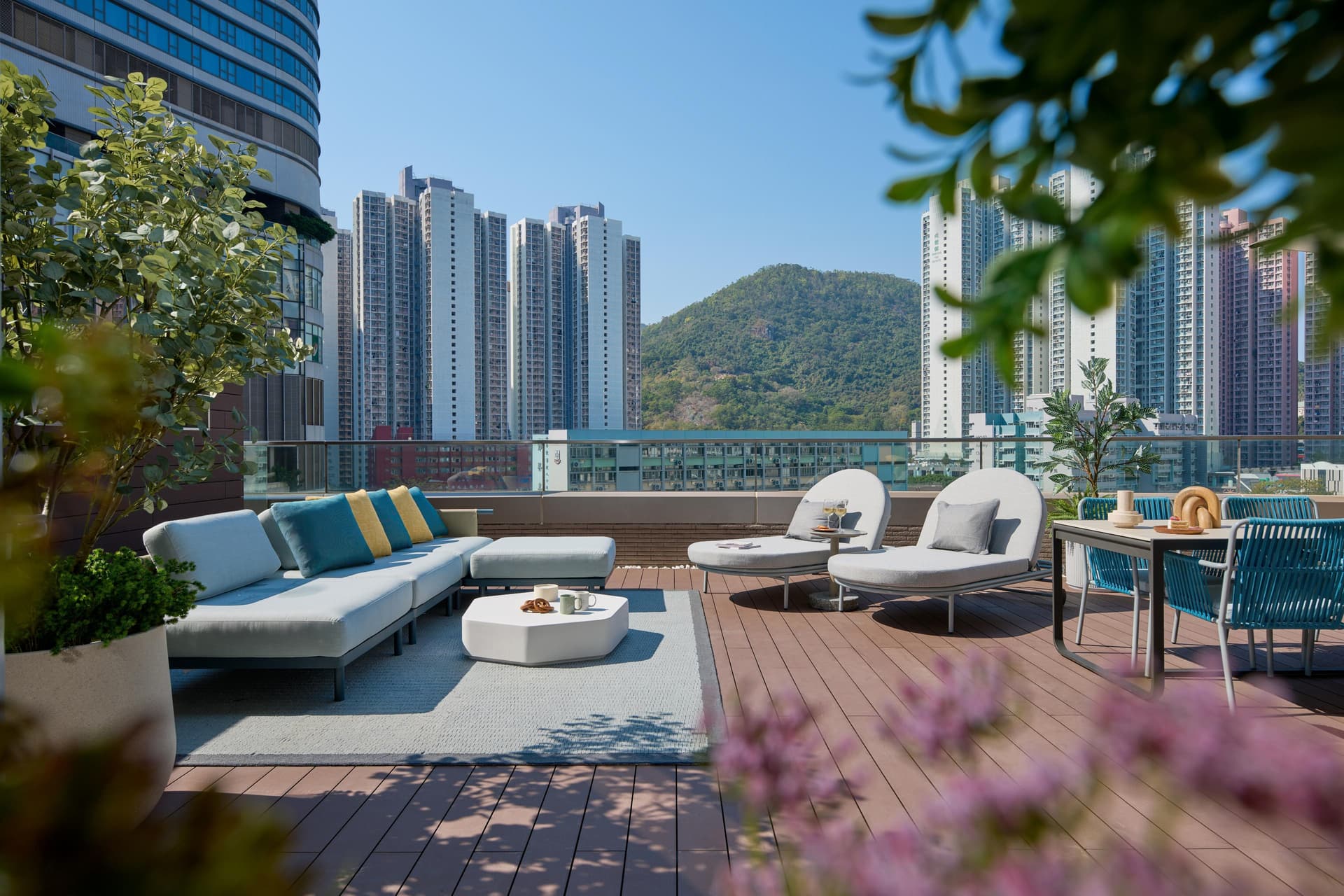 九龍東帝苑酒店 (前身:香港九龍東皇冠假日酒店)The Royal Garden Kowloon East