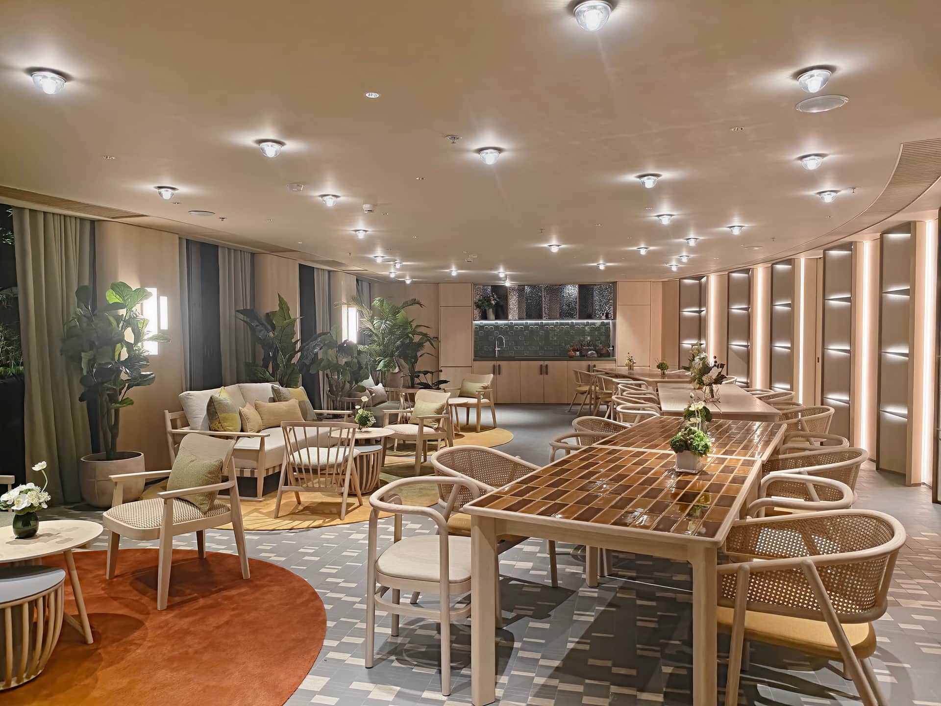 九龍東帝苑酒店 (前身:香港九龍東皇冠假日酒店)The Royal Garden Kowloon East