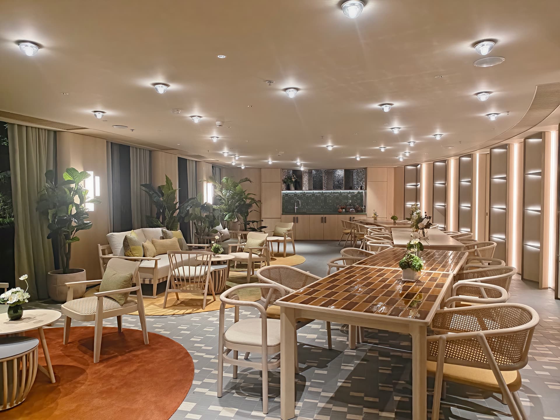 九龍東帝苑酒店 (前身:香港九龍東皇冠假日酒店)The Royal Garden Kowloon East