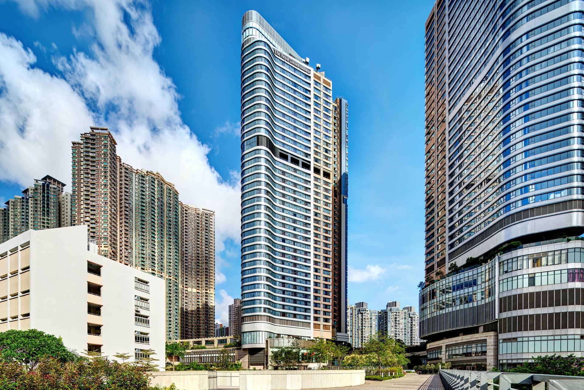 九龍東帝苑酒店 (前身:香港九龍東皇冠假日酒店)The Royal Garden Kowloon East