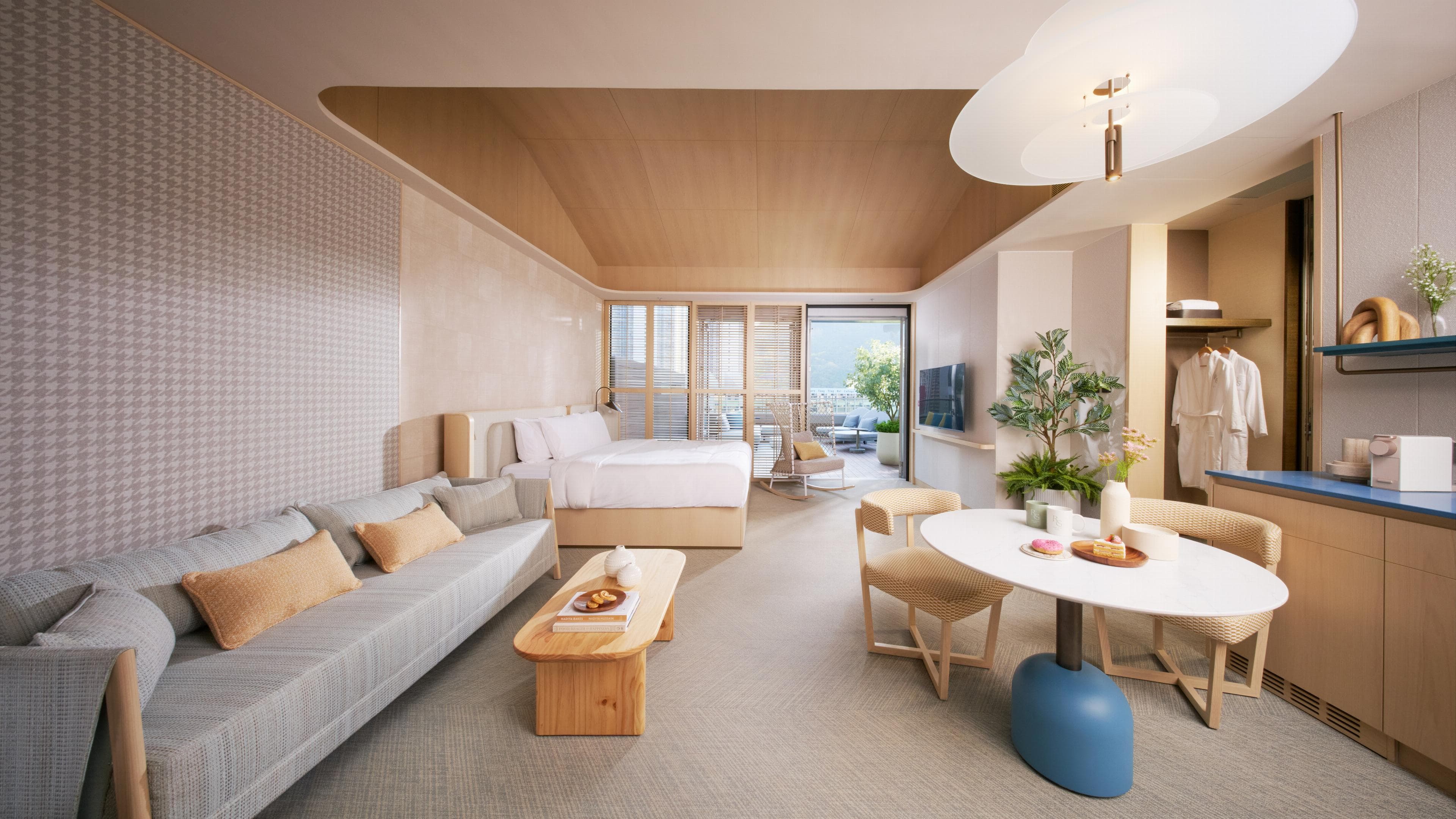 九龍東帝苑酒店 (前身:香港九龍東皇冠假日酒店)The Royal Garden Kowloon East