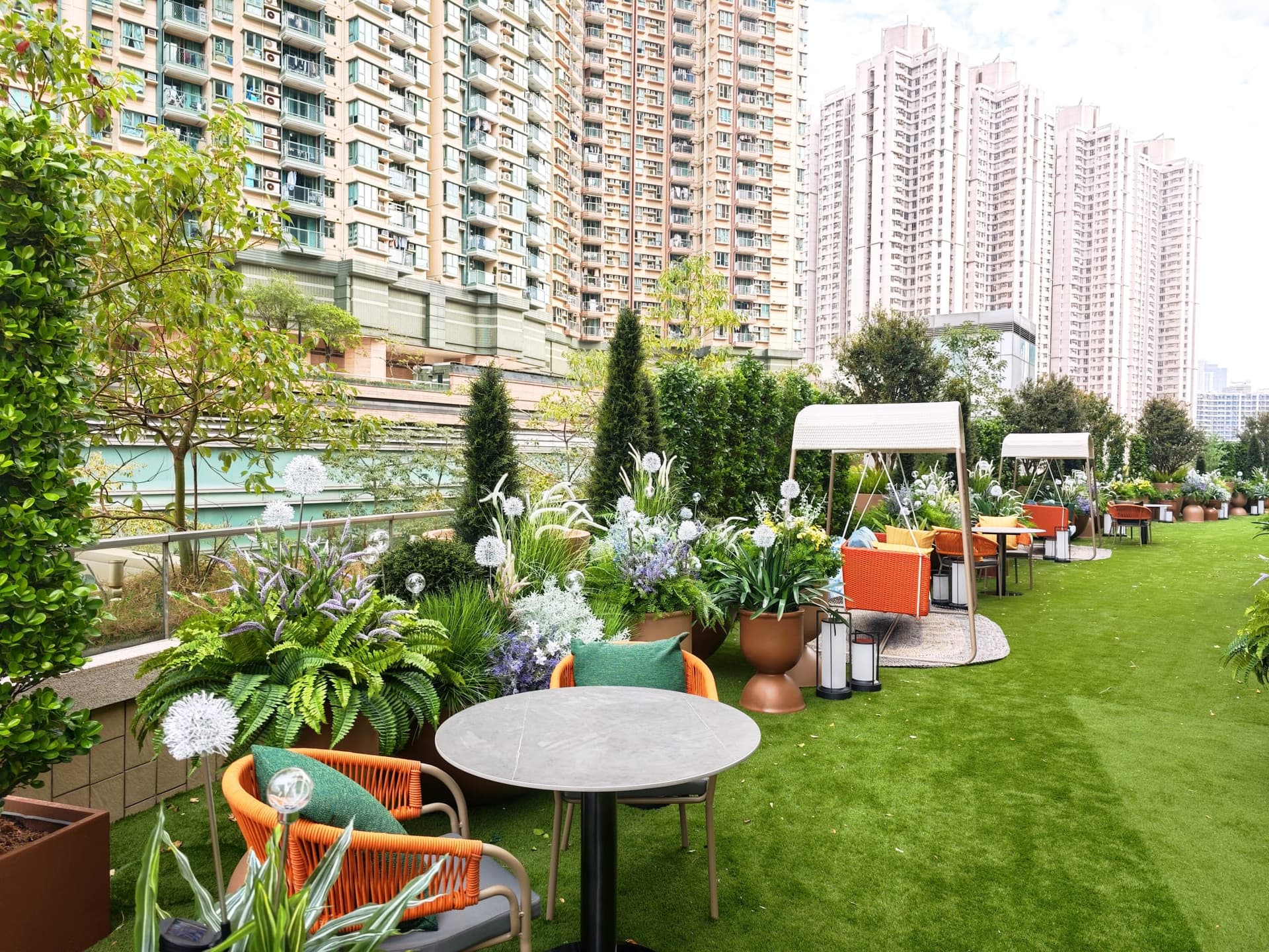 九龍東帝苑酒店 (前身:香港九龍東皇冠假日酒店)The Royal Garden Kowloon East