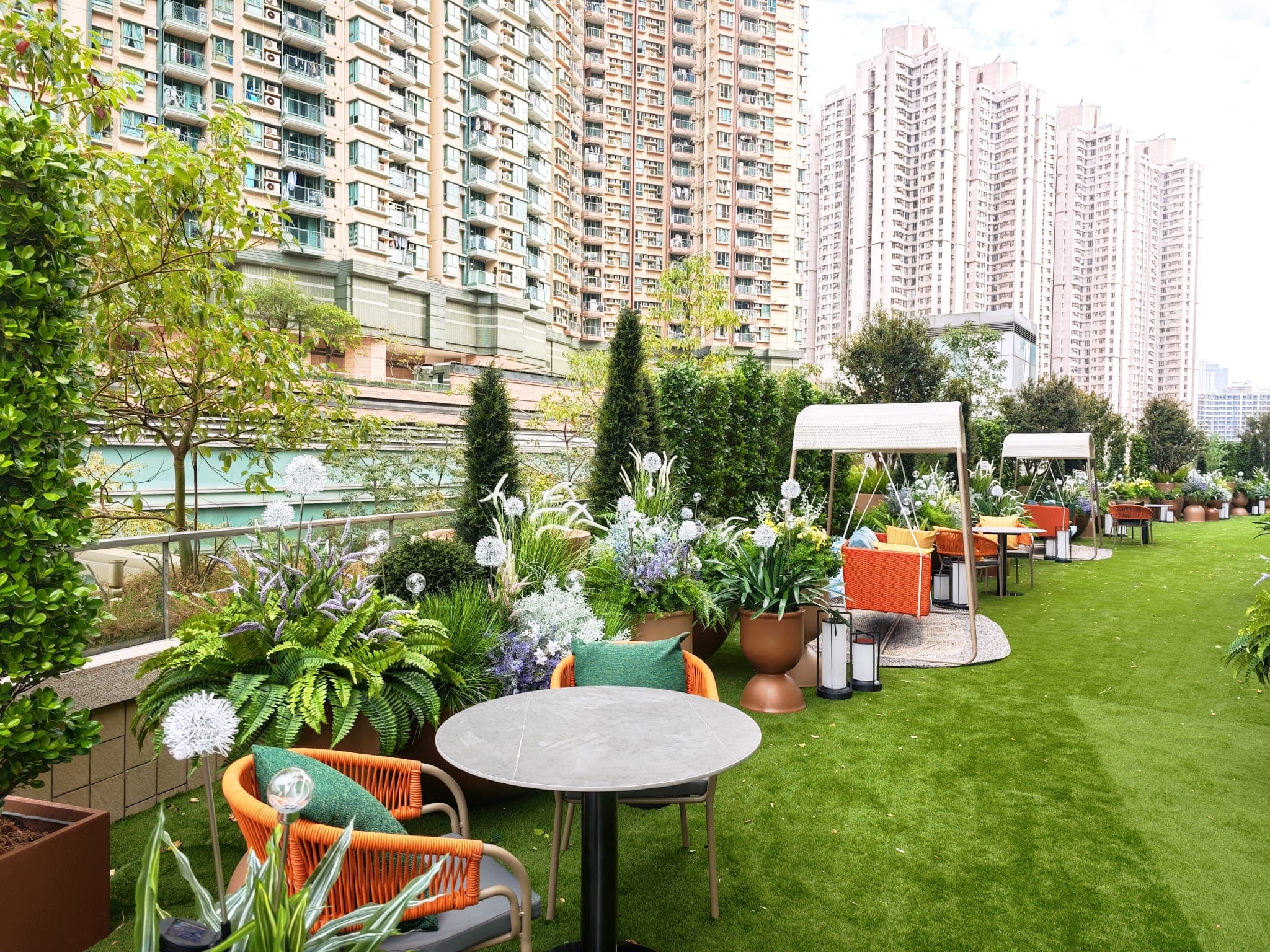 九龍東帝苑酒店 (前身:香港九龍東皇冠假日酒店)The Royal Garden Kowloon East