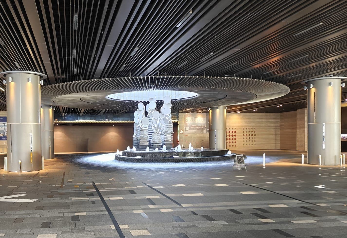 九龍東帝苑酒店 (前身:香港九龍東皇冠假日酒店)The Royal Garden Kowloon East