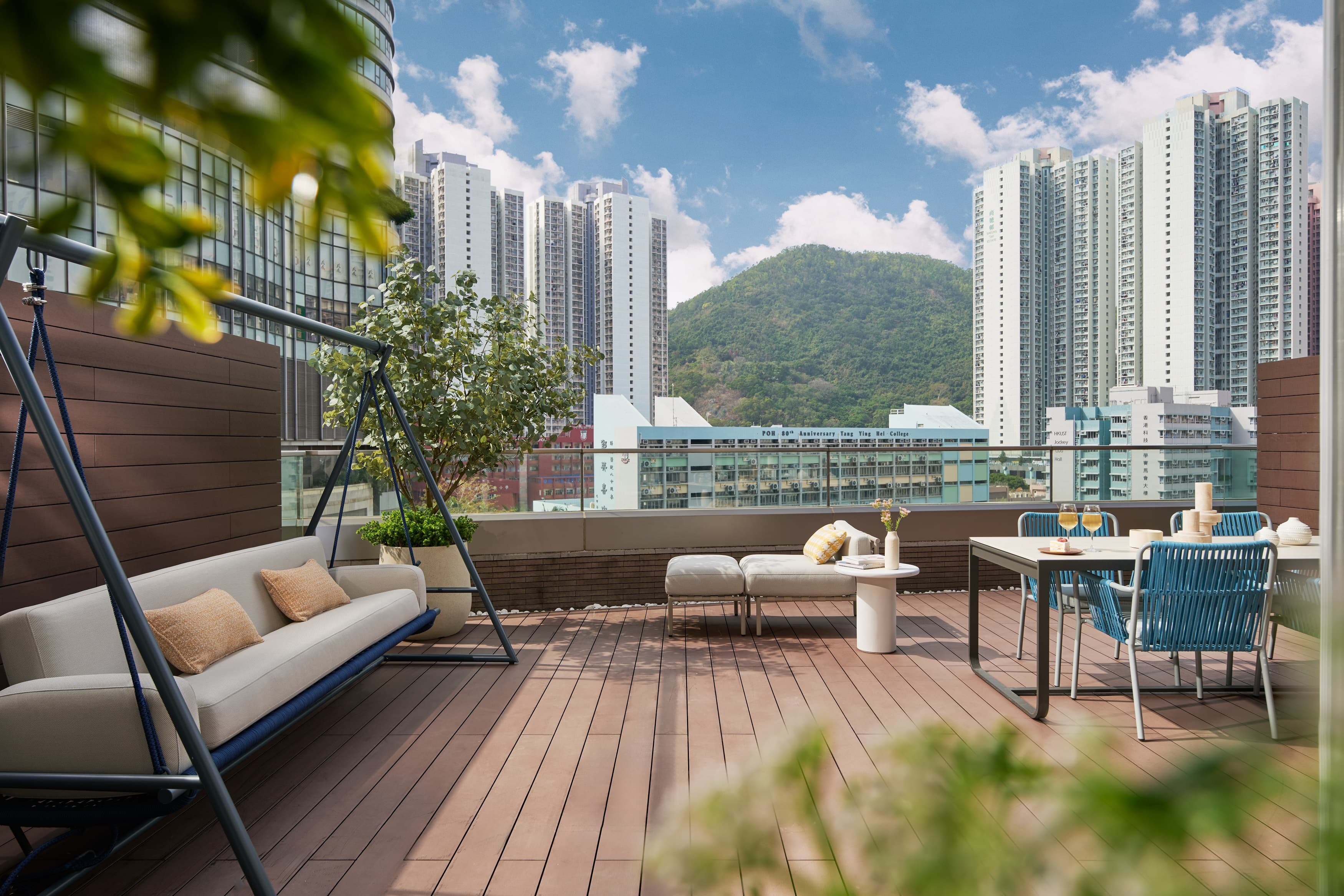 九龍東帝苑酒店 (前身:香港九龍東皇冠假日酒店)The Royal Garden Kowloon East