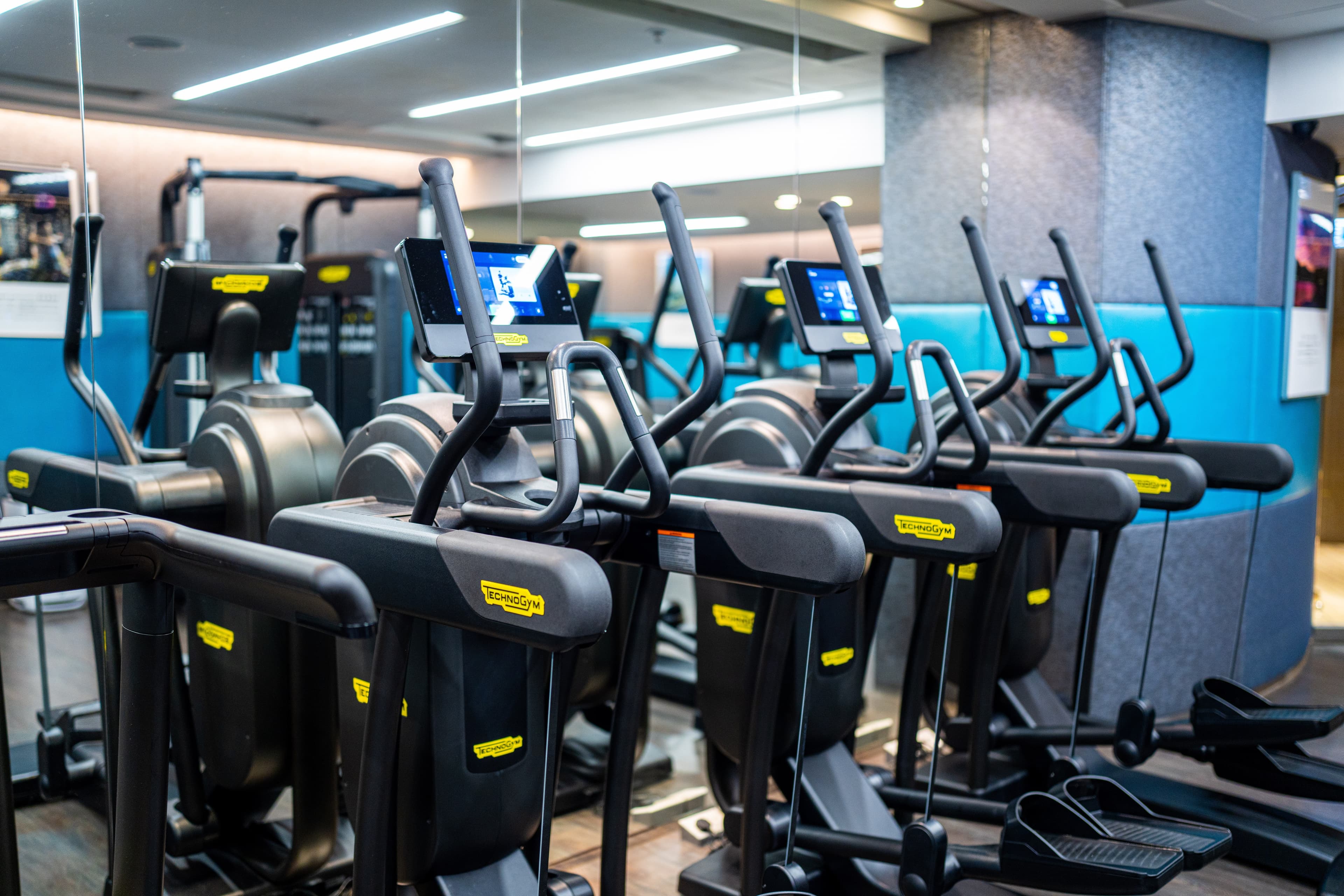 九龍東帝苑酒店 (前身:香港九龍東皇冠假日酒店)The Royal Garden Kowloon East