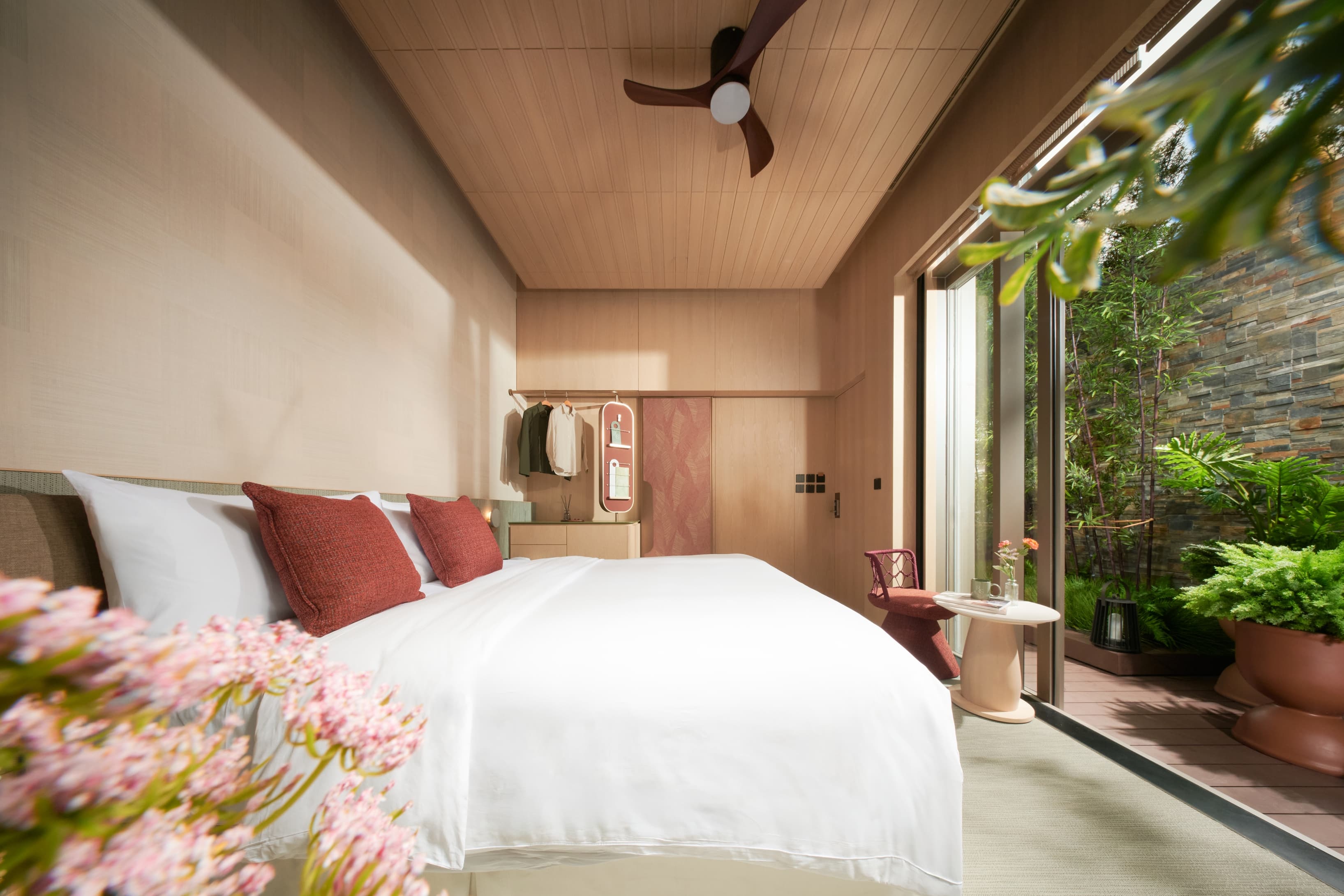 九龍東帝苑酒店 (前身:香港九龍東皇冠假日酒店)The Royal Garden Kowloon East