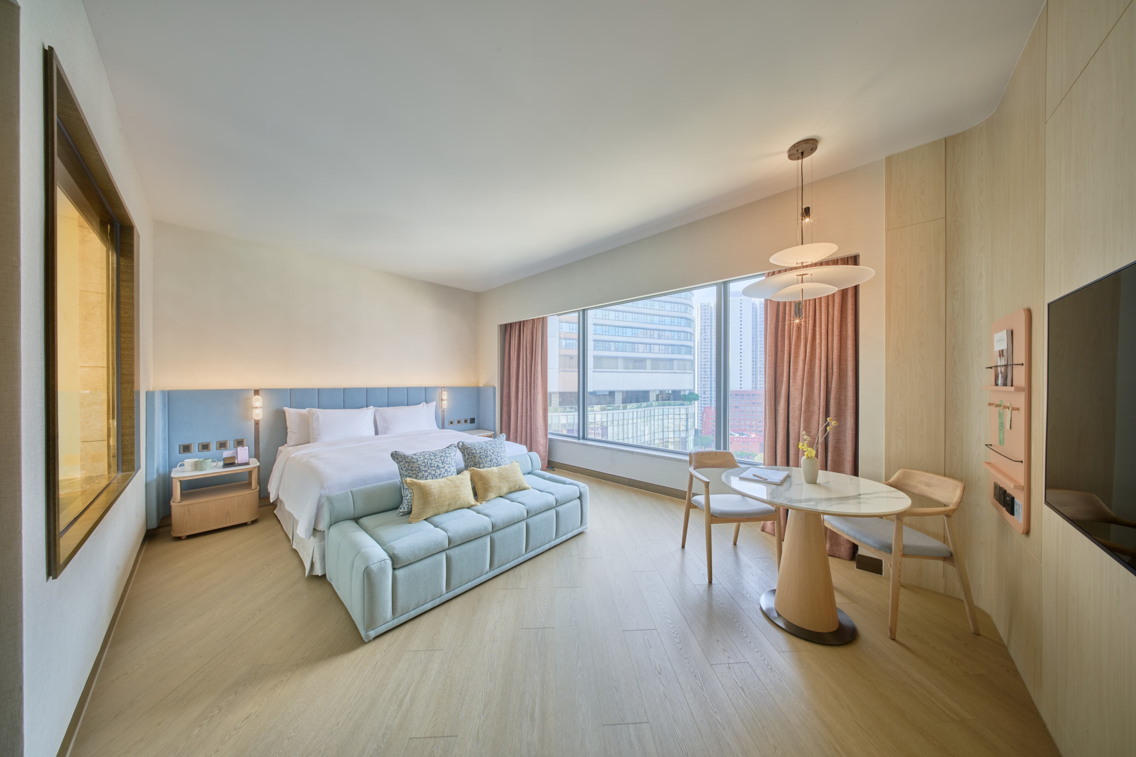 九龍東帝苑酒店 (前身:香港九龍東皇冠假日酒店)The Royal Garden Kowloon East