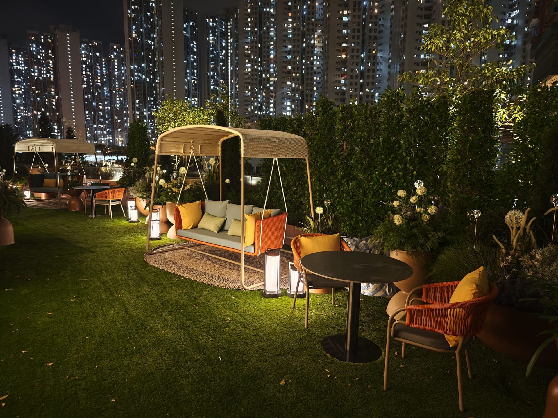 九龍東帝苑酒店 (前身:香港九龍東皇冠假日酒店)The Royal Garden Kowloon East