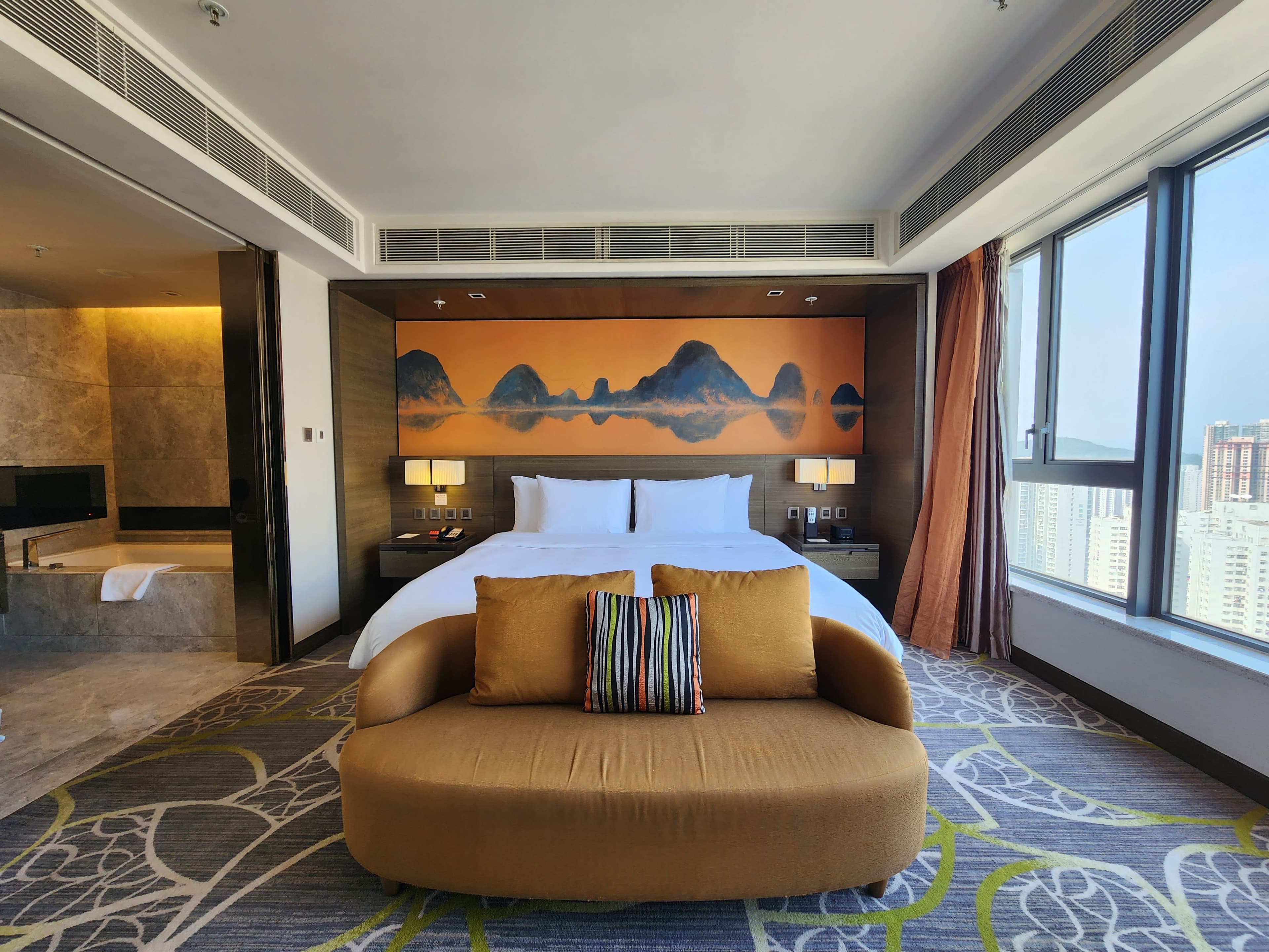 九龍東帝苑酒店 (前身:香港九龍東皇冠假日酒店)The Royal Garden Kowloon East