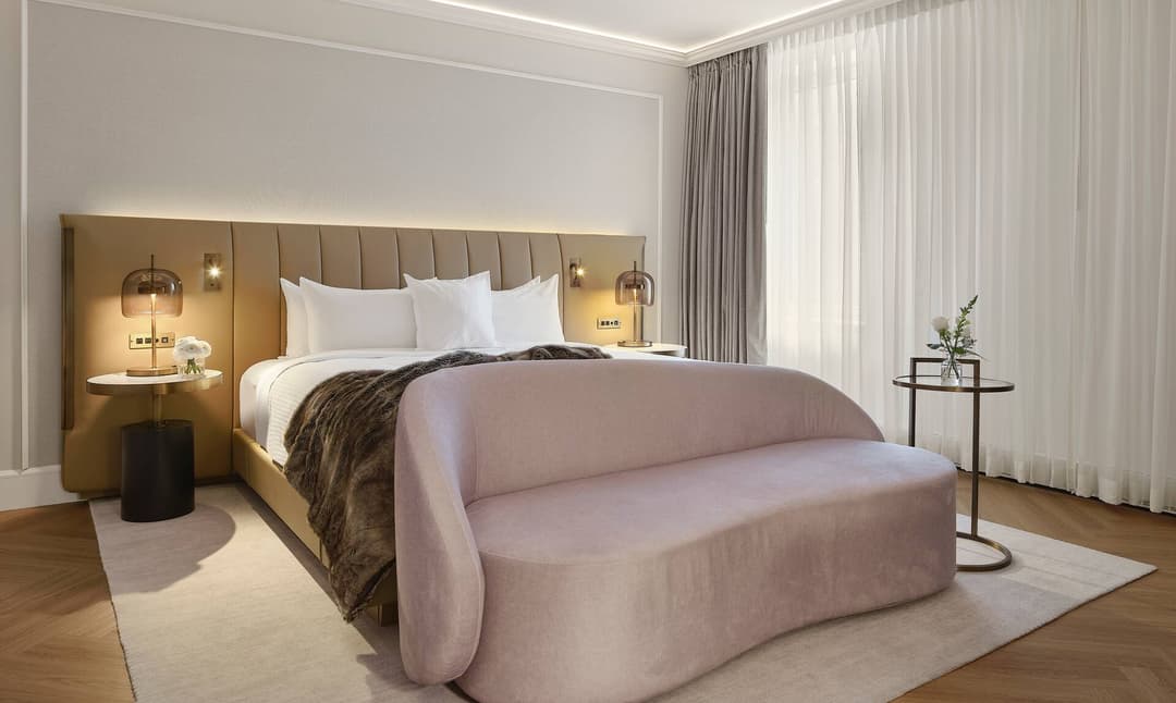 Vogue Hotel Montreal Downtown, Curio Collection by Hilton