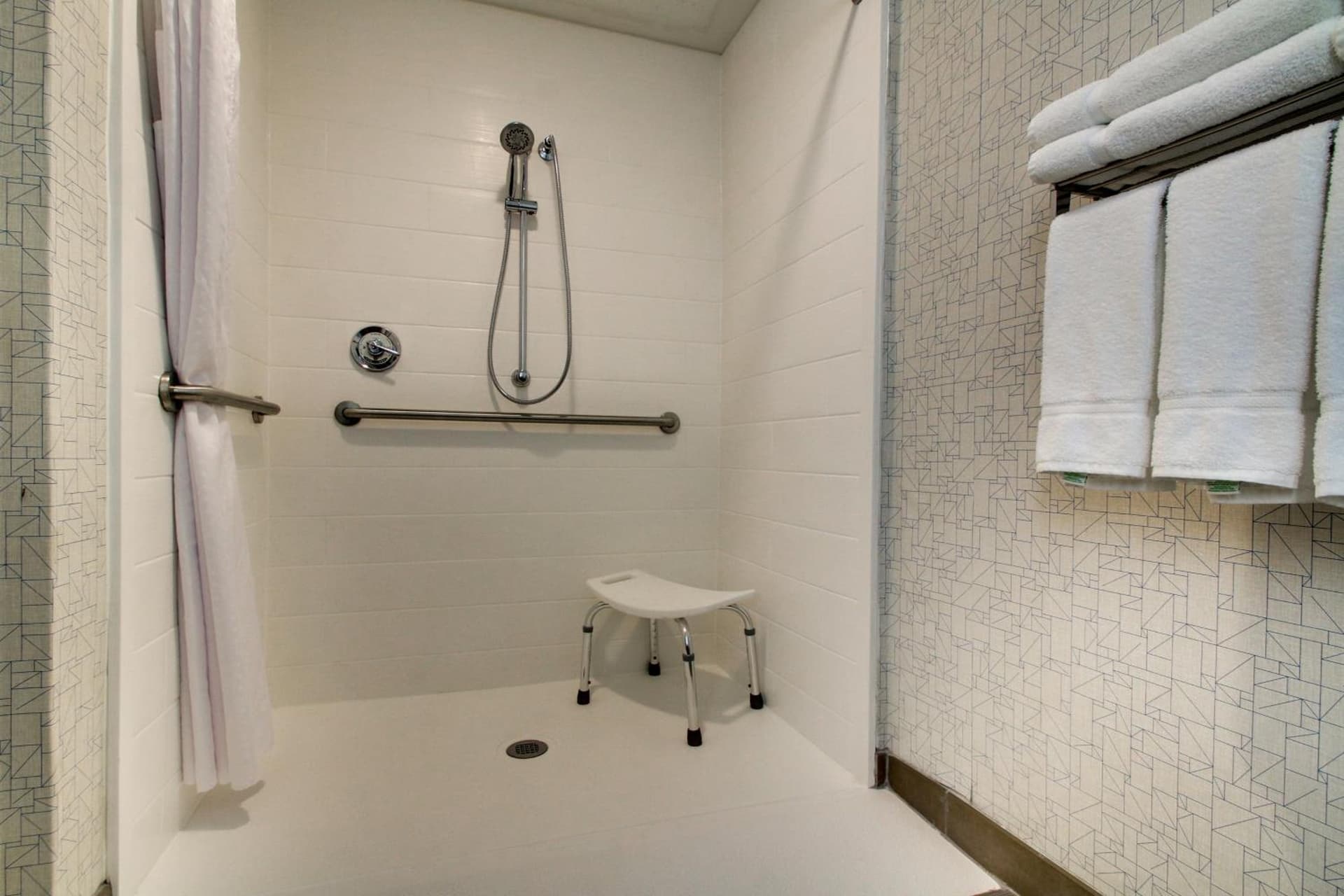 Holiday Inn Express & Suites - Lincoln East - White Mountains, an IHG Hotel