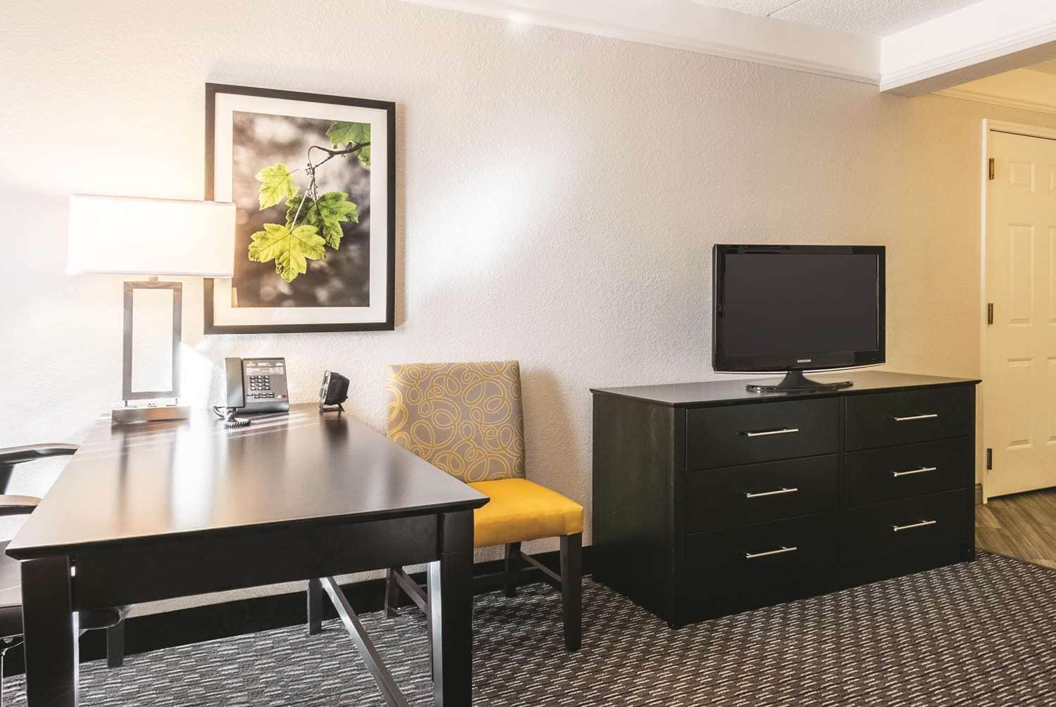 La Quinta Inn & Suites by Wyndham Orlando Airport