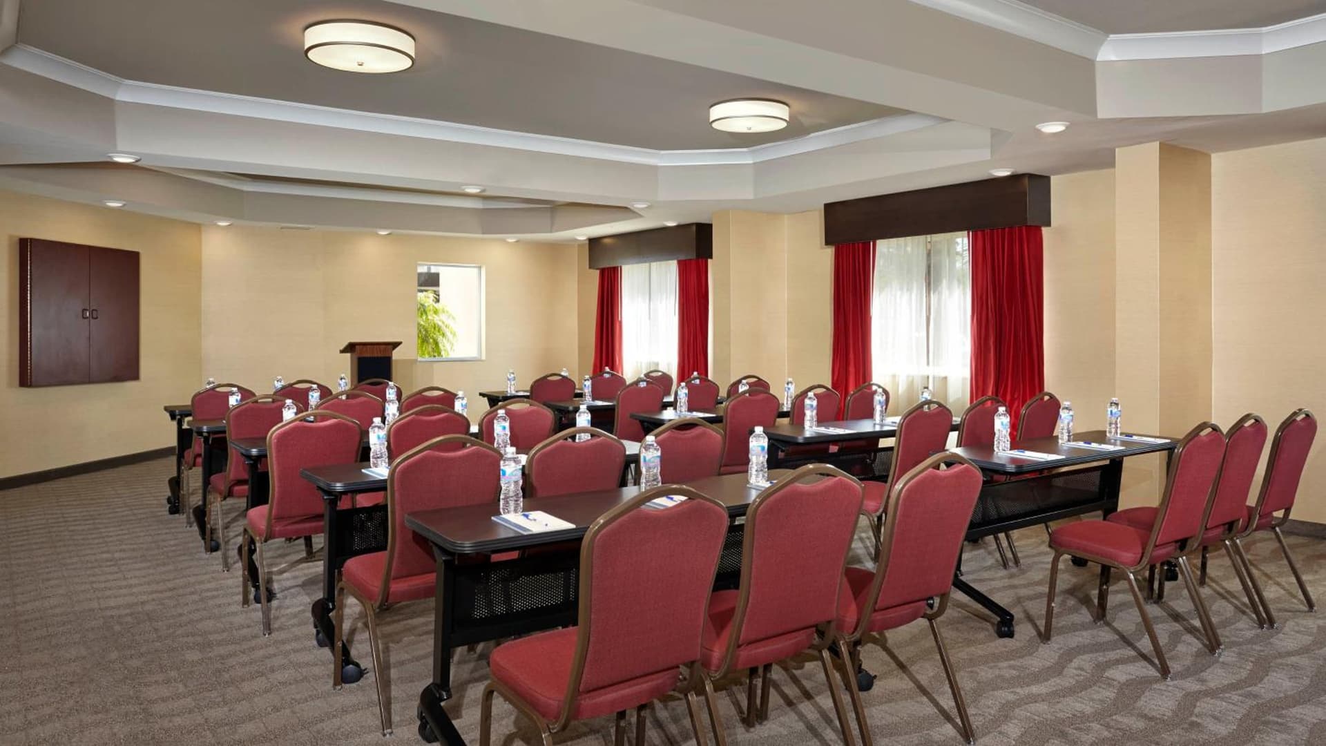 Holiday Inn Express & Suites - Naples Downtown - 5th Avenue