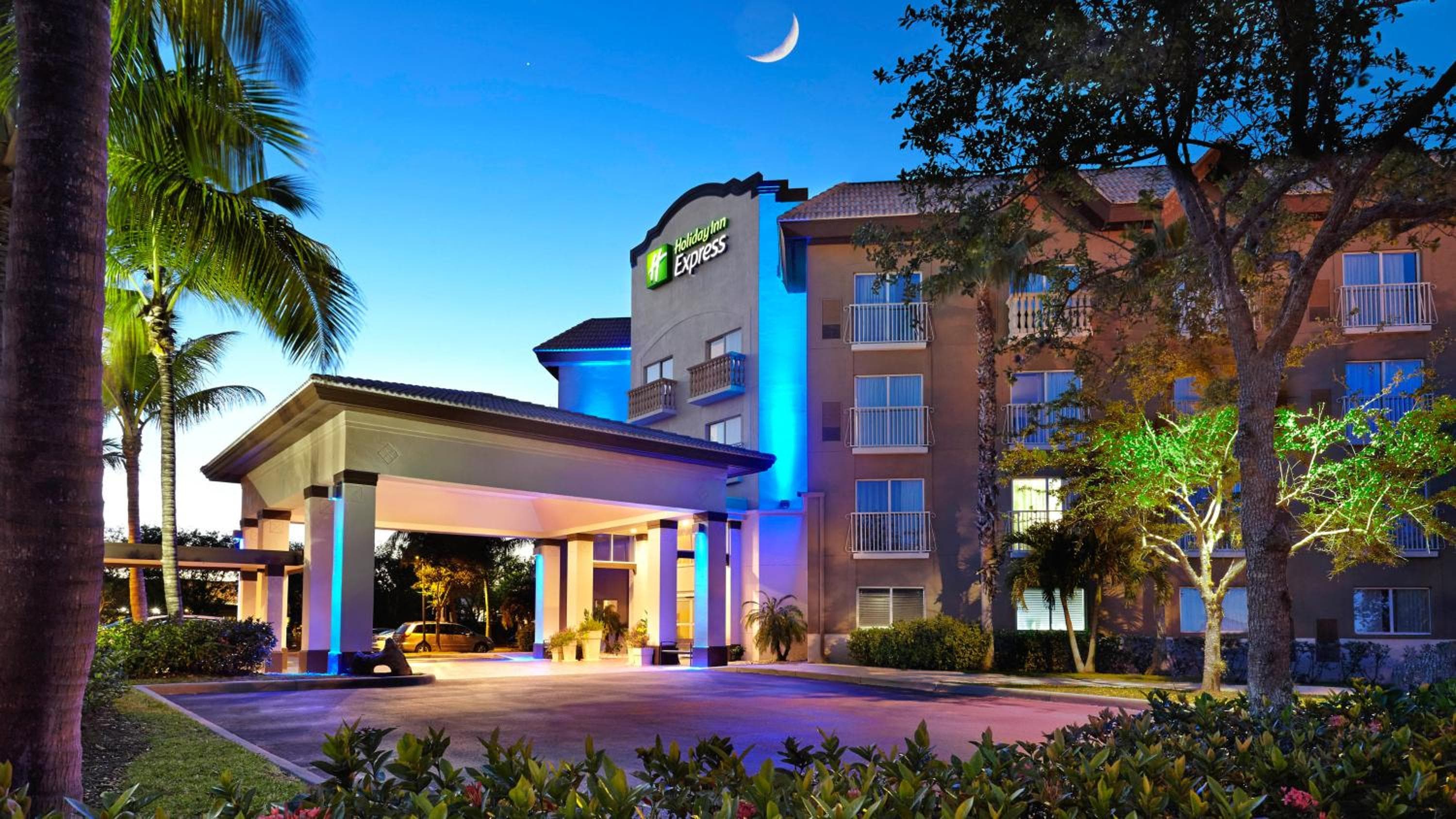 Holiday Inn Express & Suites - Naples Downtown - 5th Avenue
