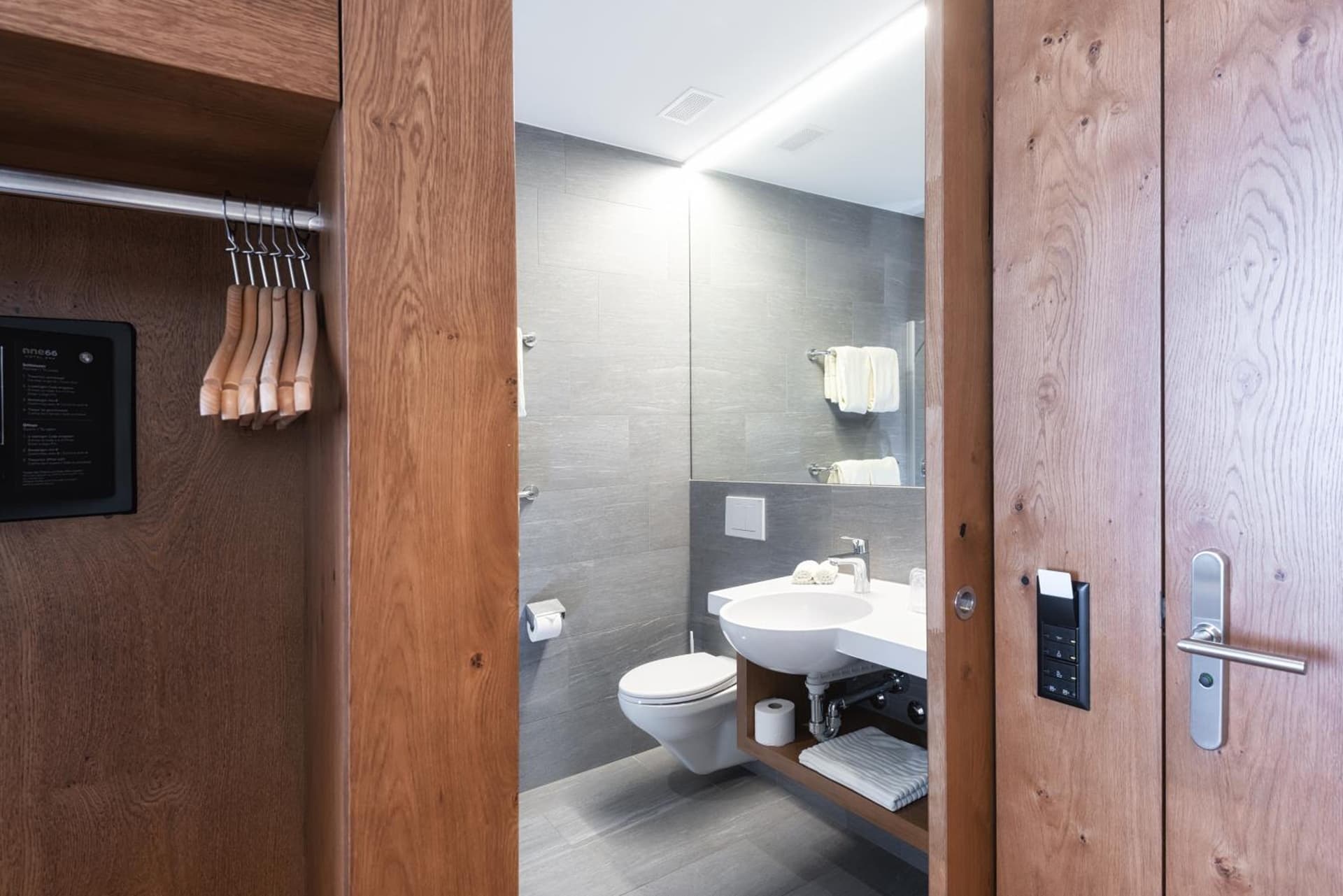 Hotel one66