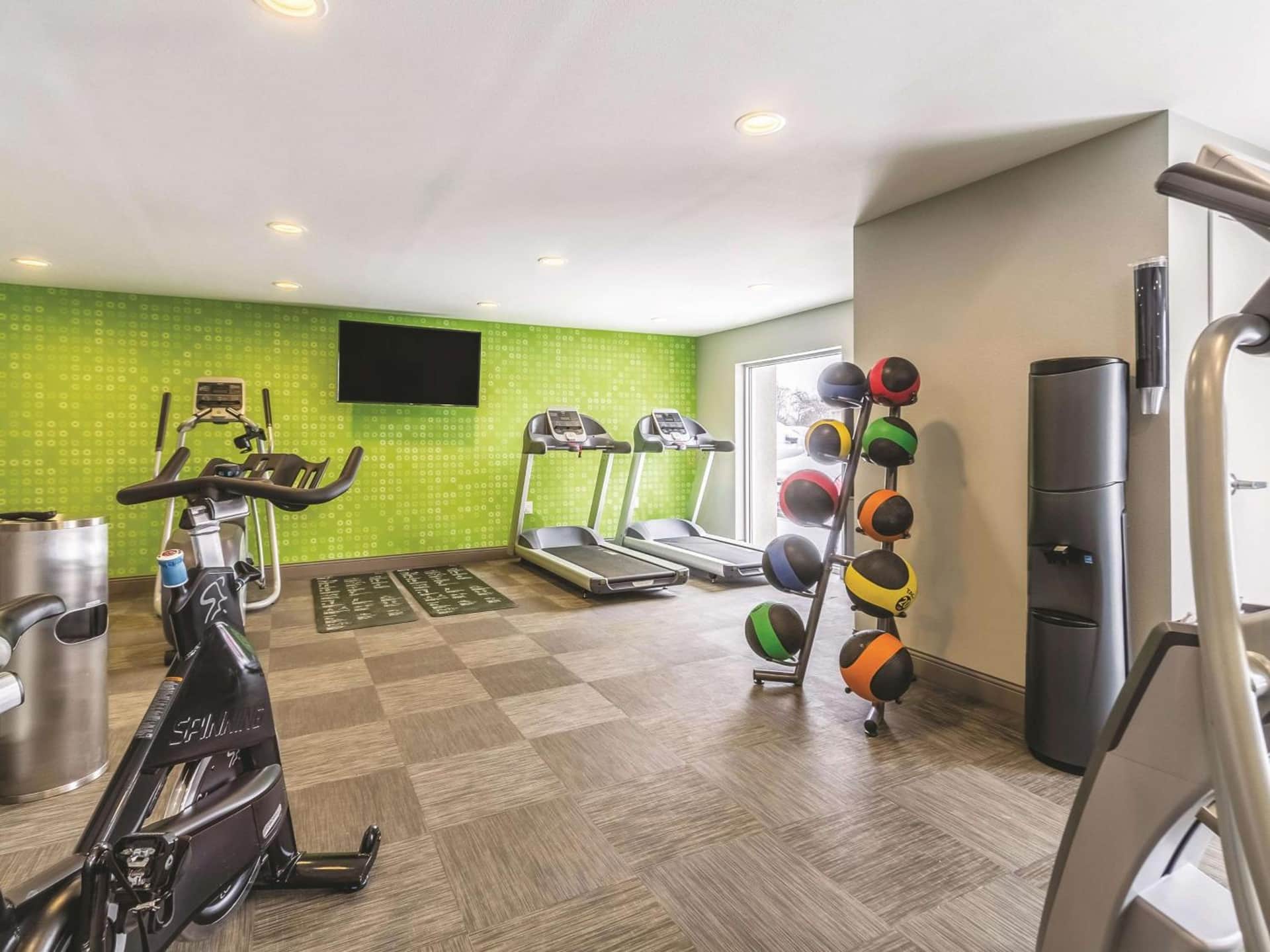 La Quinta Inn & Suites by Wyndham Cleveland - Airport North