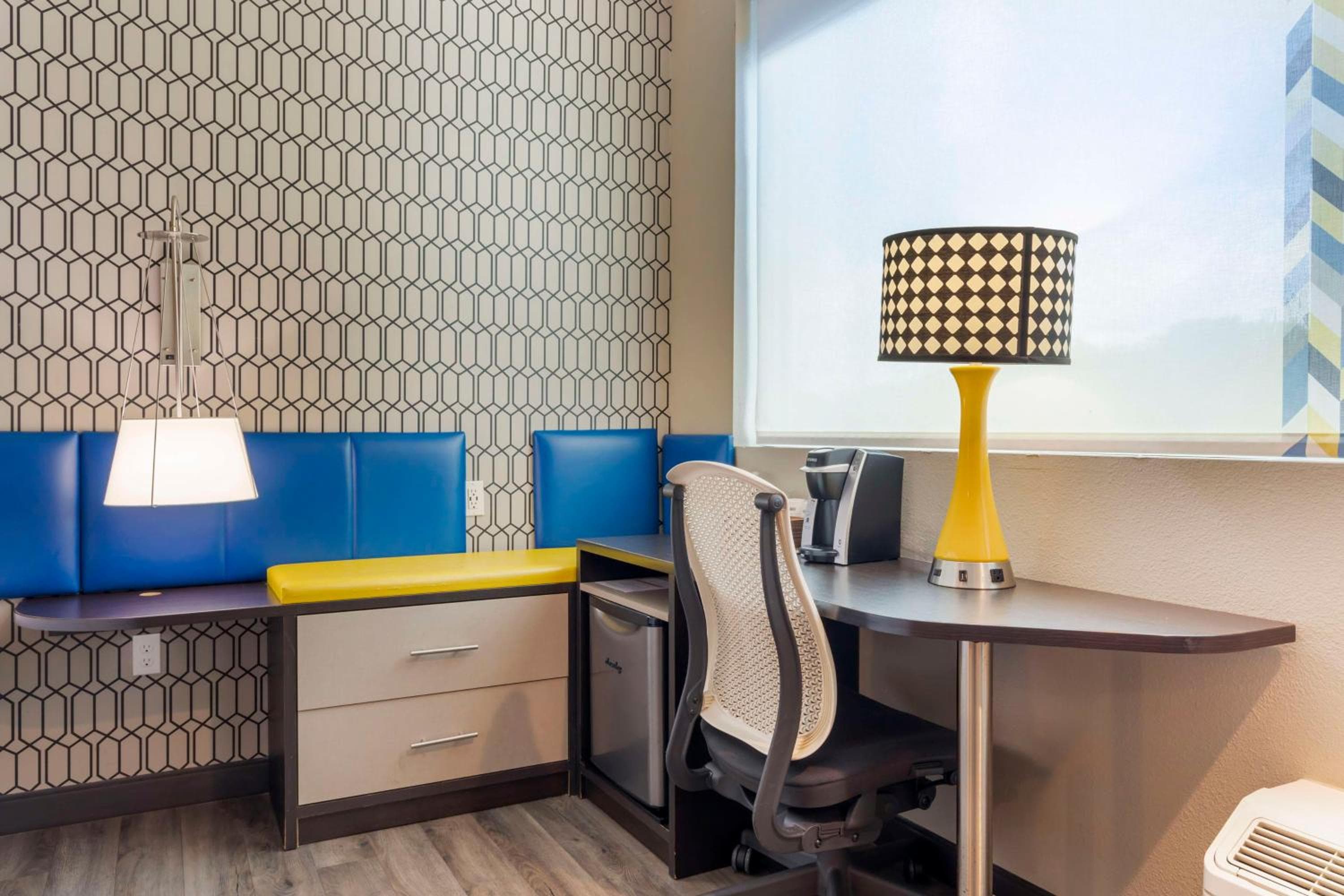 GLō Best Western Dallas South DeSoto