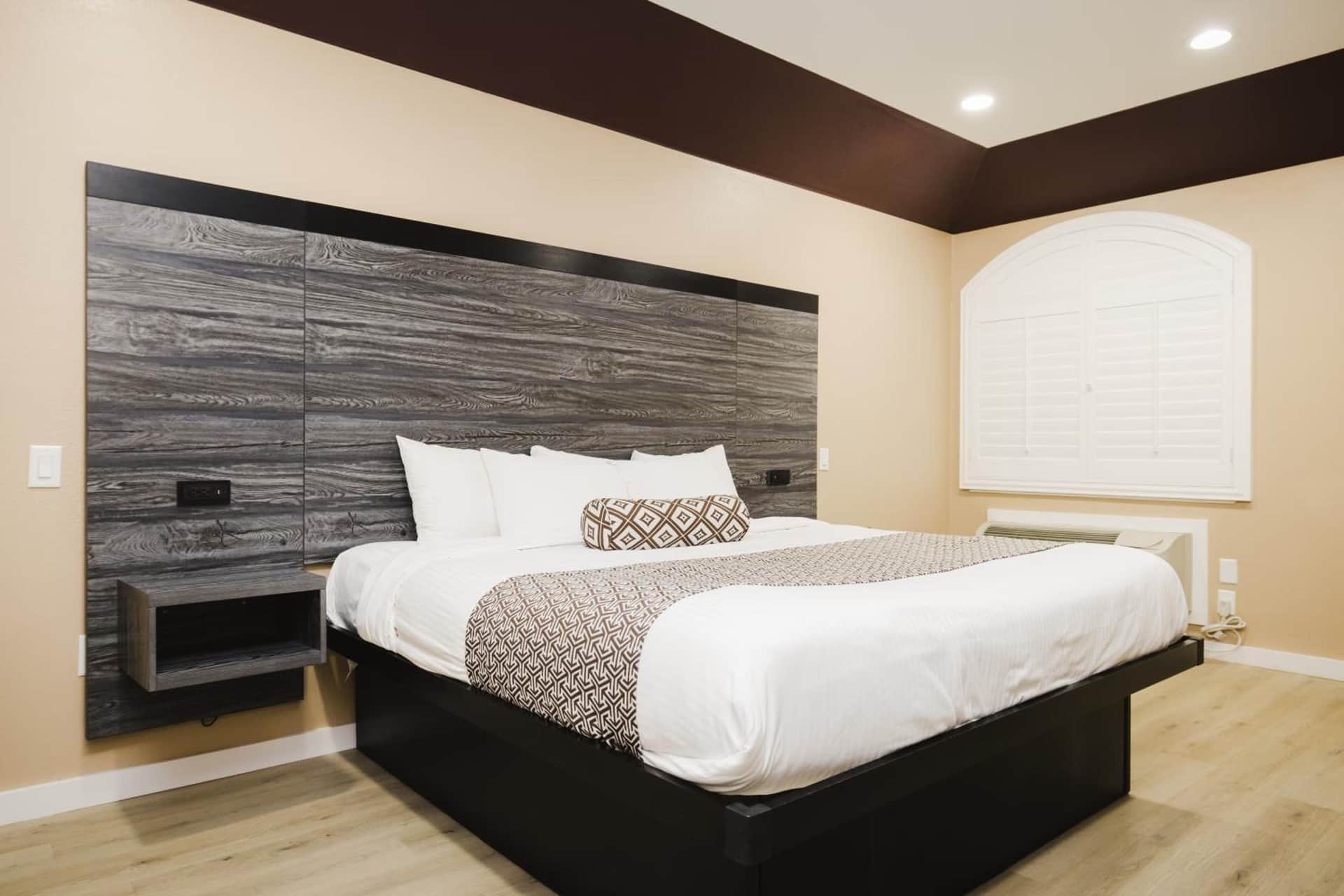 Sapphire Inn & Suites