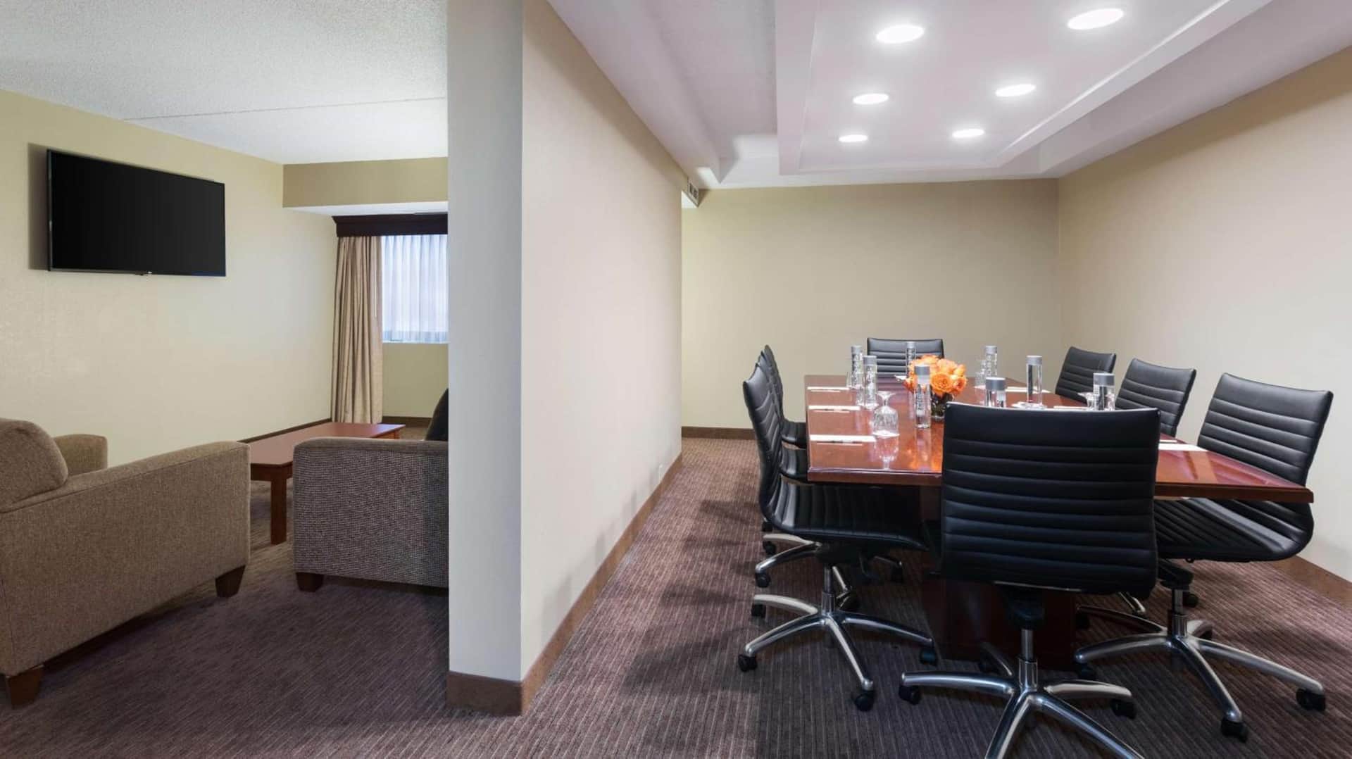 DoubleTree Suites by Hilton Cincinnati - Blue Ash