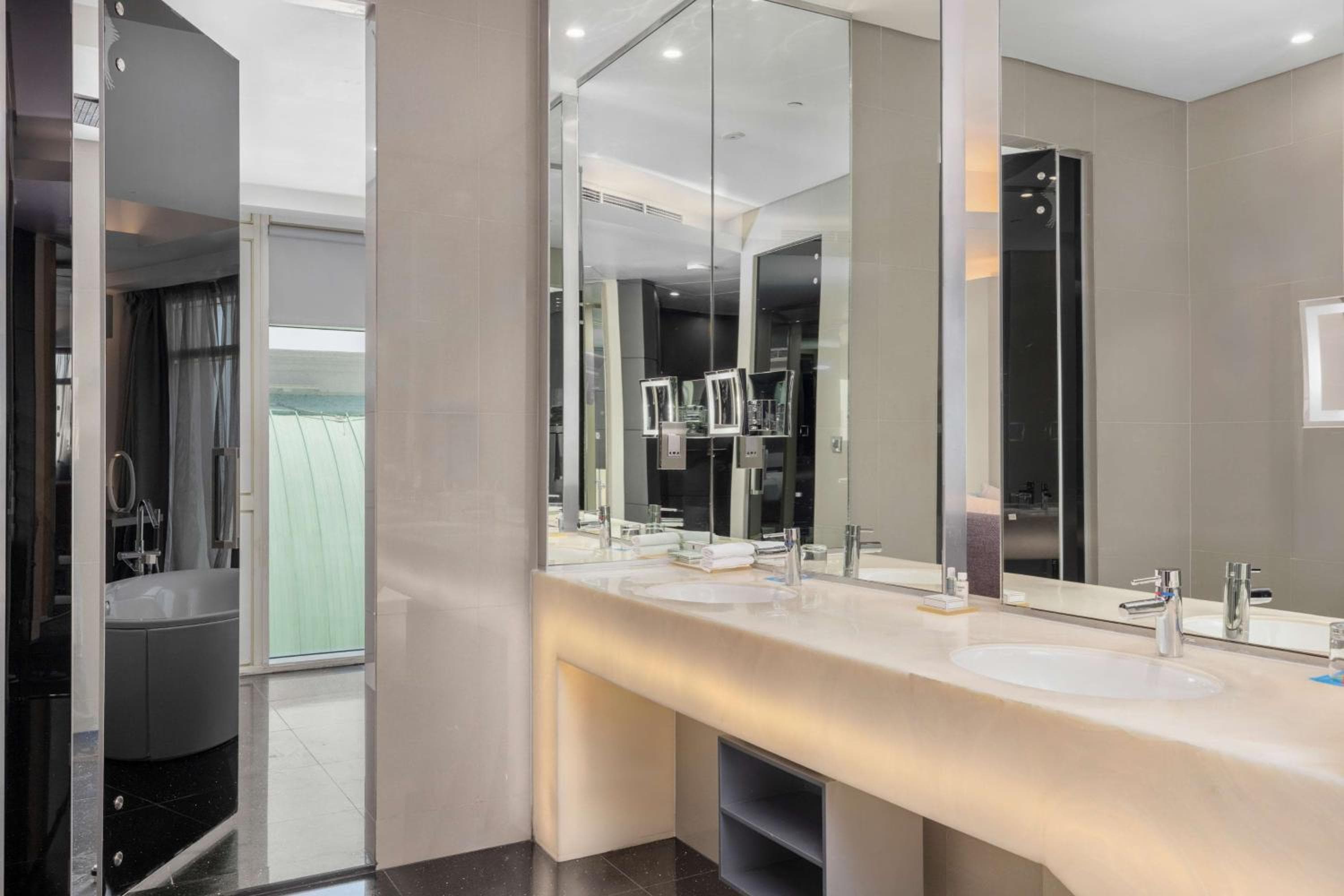V Hotel Dubai, Curio Collection by Hilton