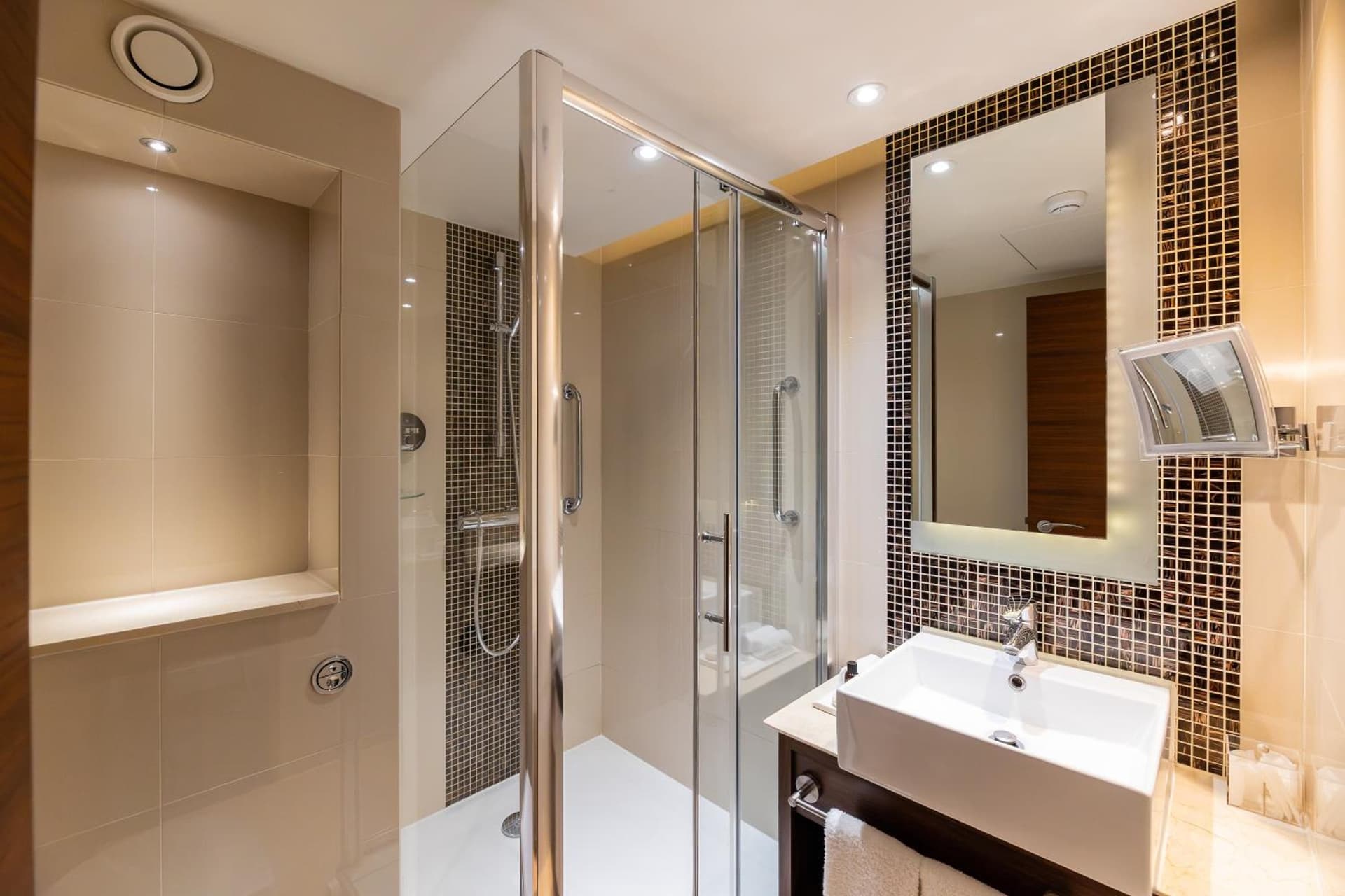 100 Queen's Gate Hotel London Kensington, Curio Collection by Hilton