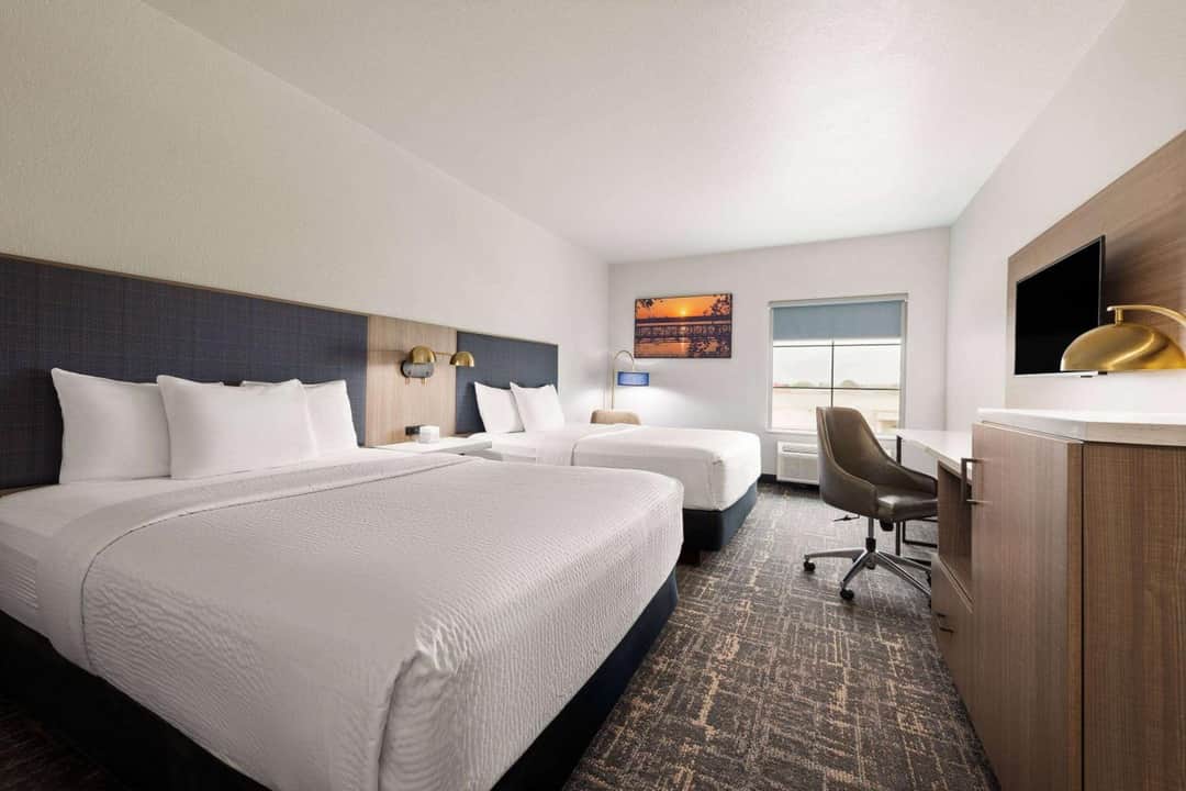 La Quinta Inn & Suites by Wyndham Ft. Worth - Forest Hill TX
