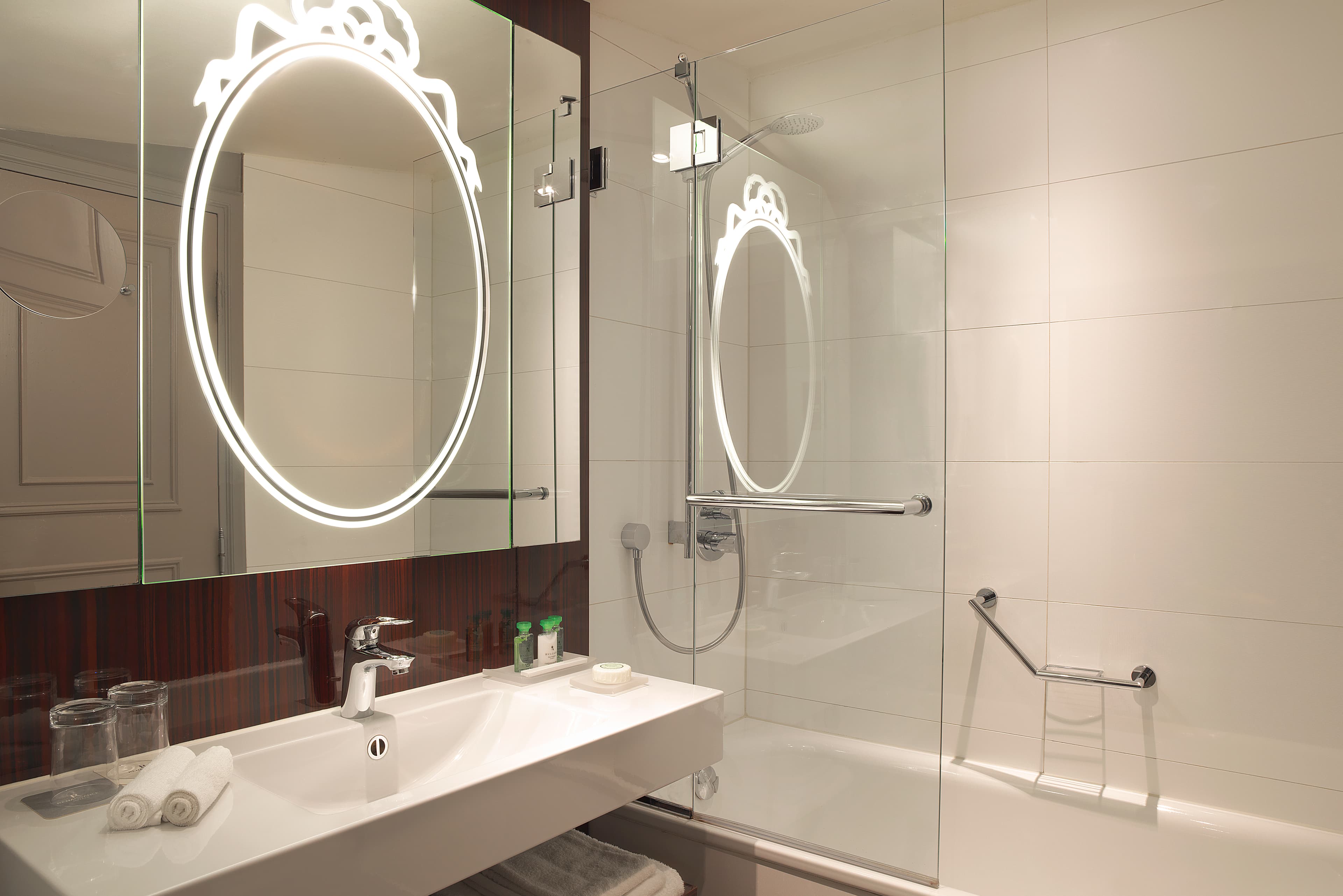 Renaissance Paris Nobel Tour Eiffel